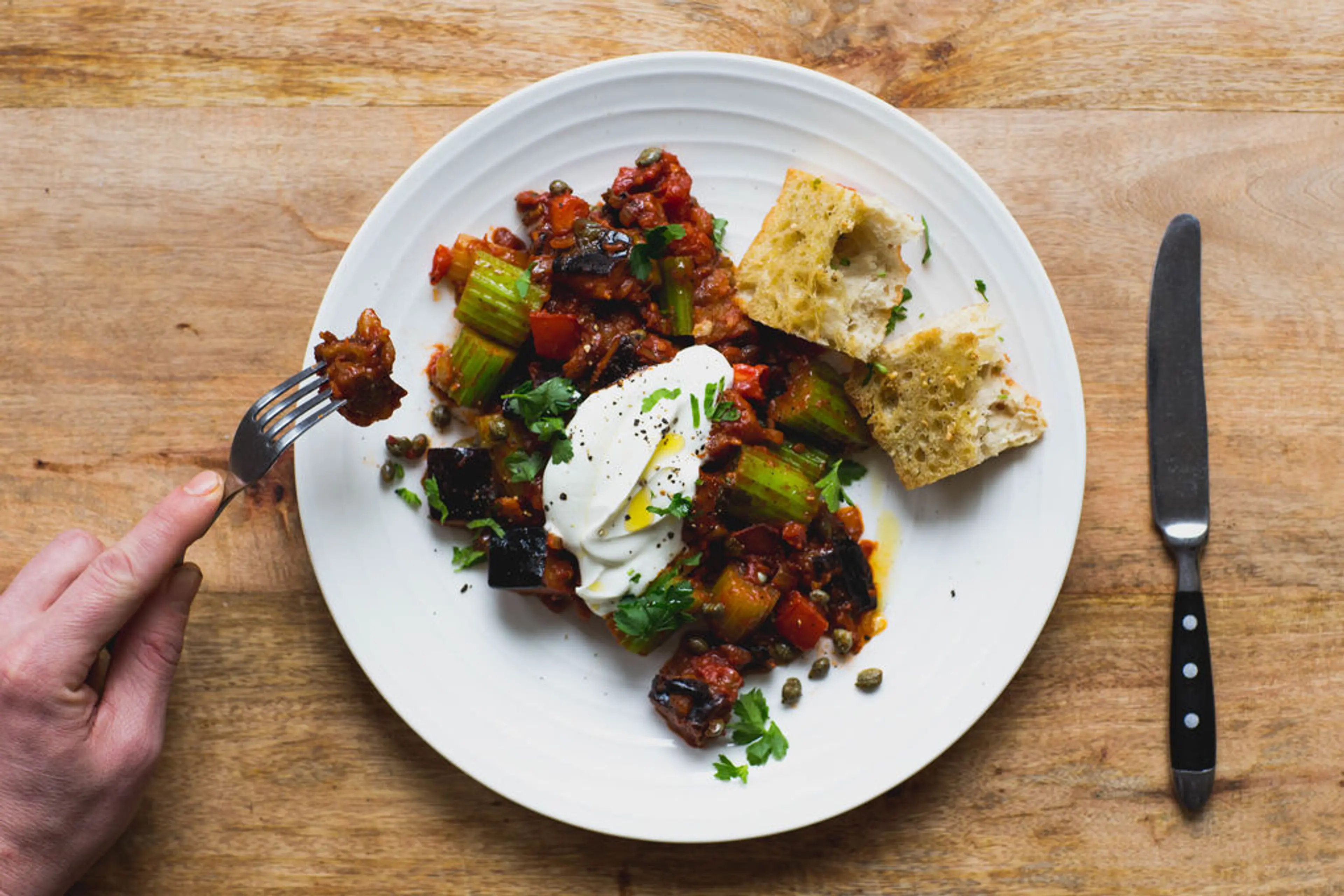 Auberginecaponata met knoflookbrood en romige ricotta