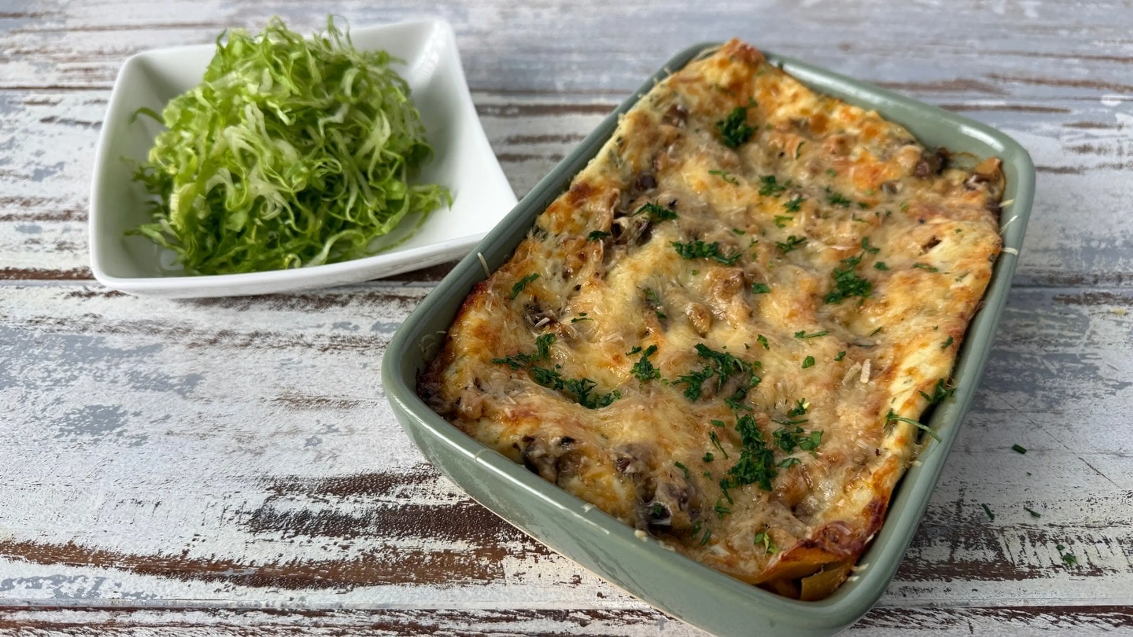 Pilzlasagne mit Endiviensalat