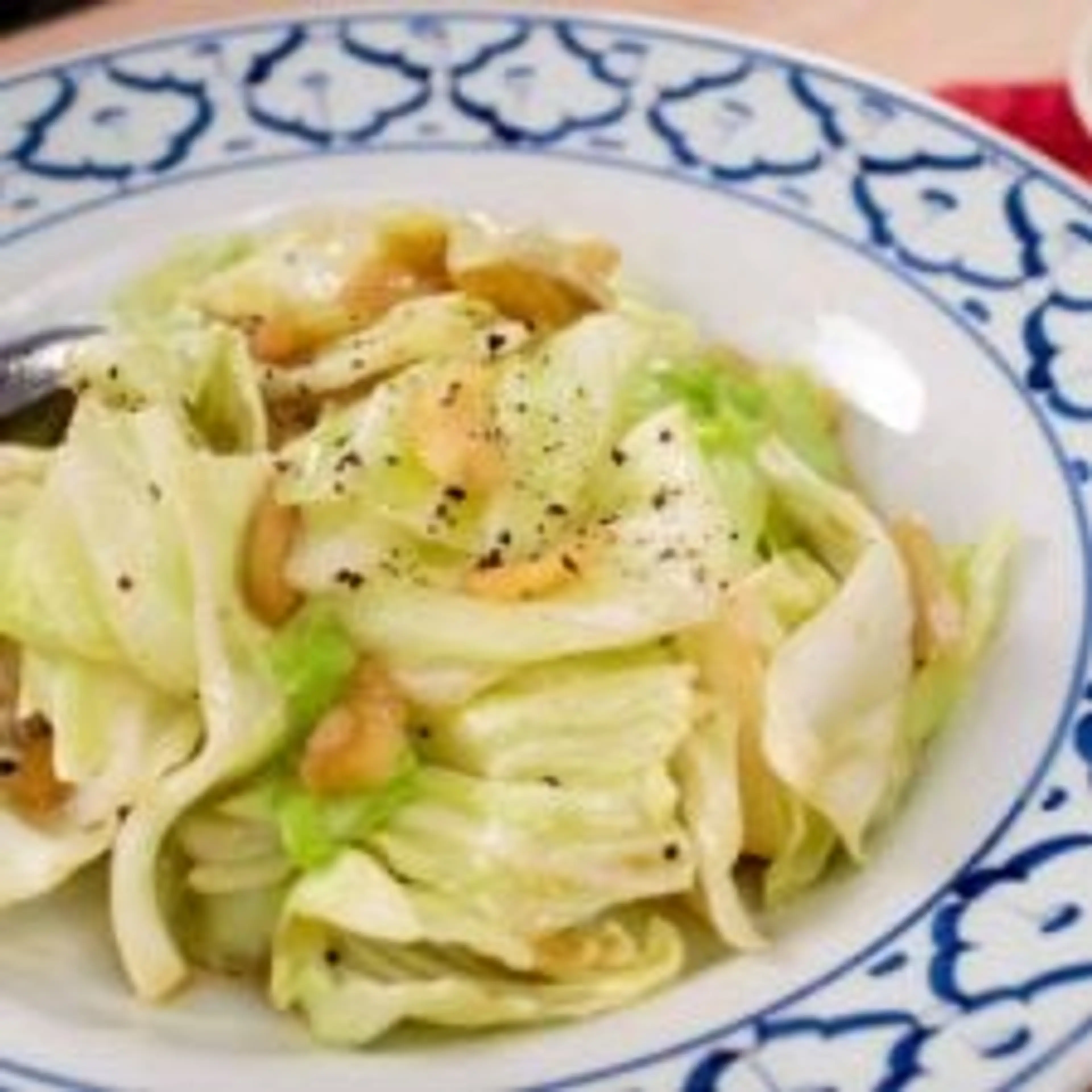 กะหล่ำปลีผัดน้ำปลา (garlicky cabbage)