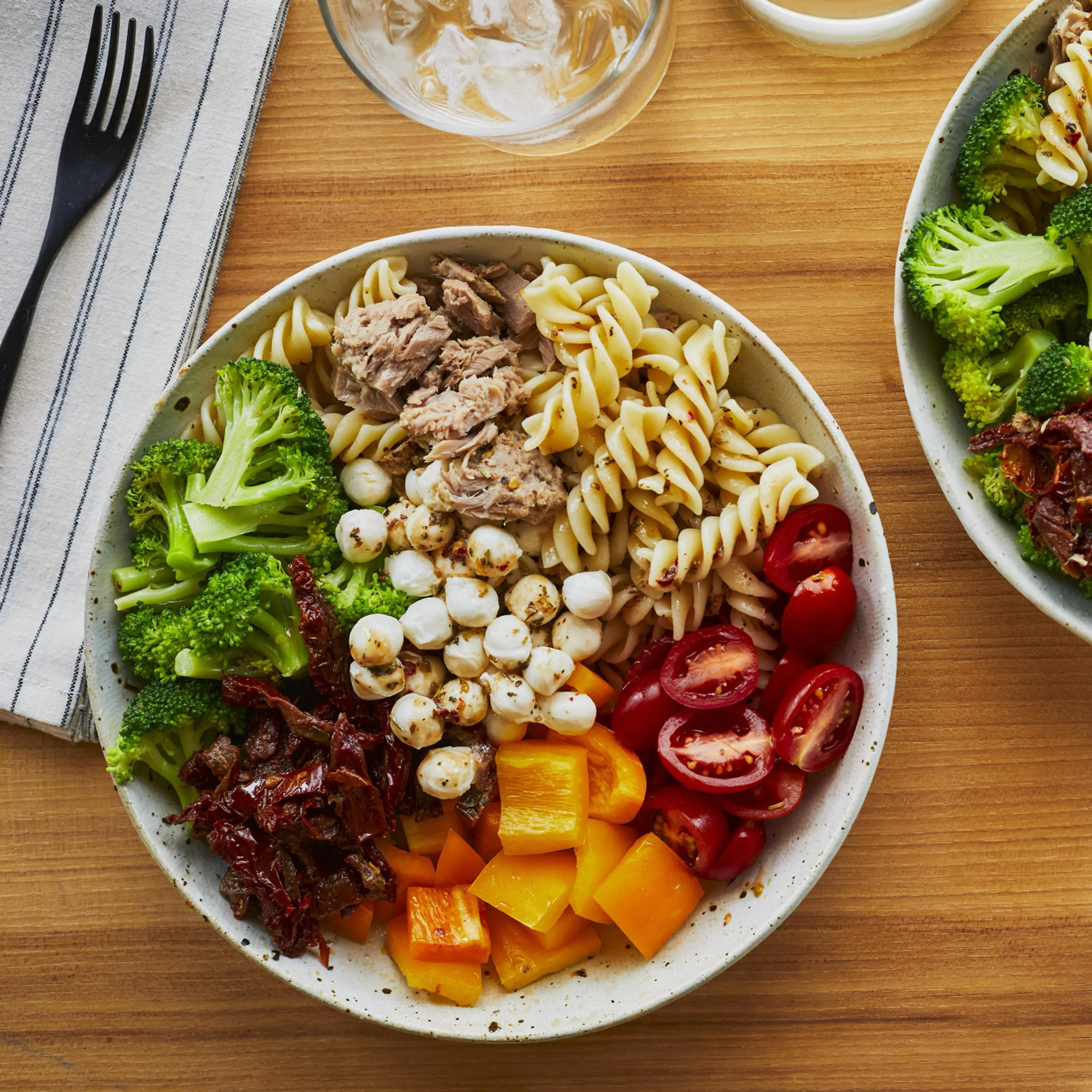 Salade de pâtes au thon et aux tomates séchées
