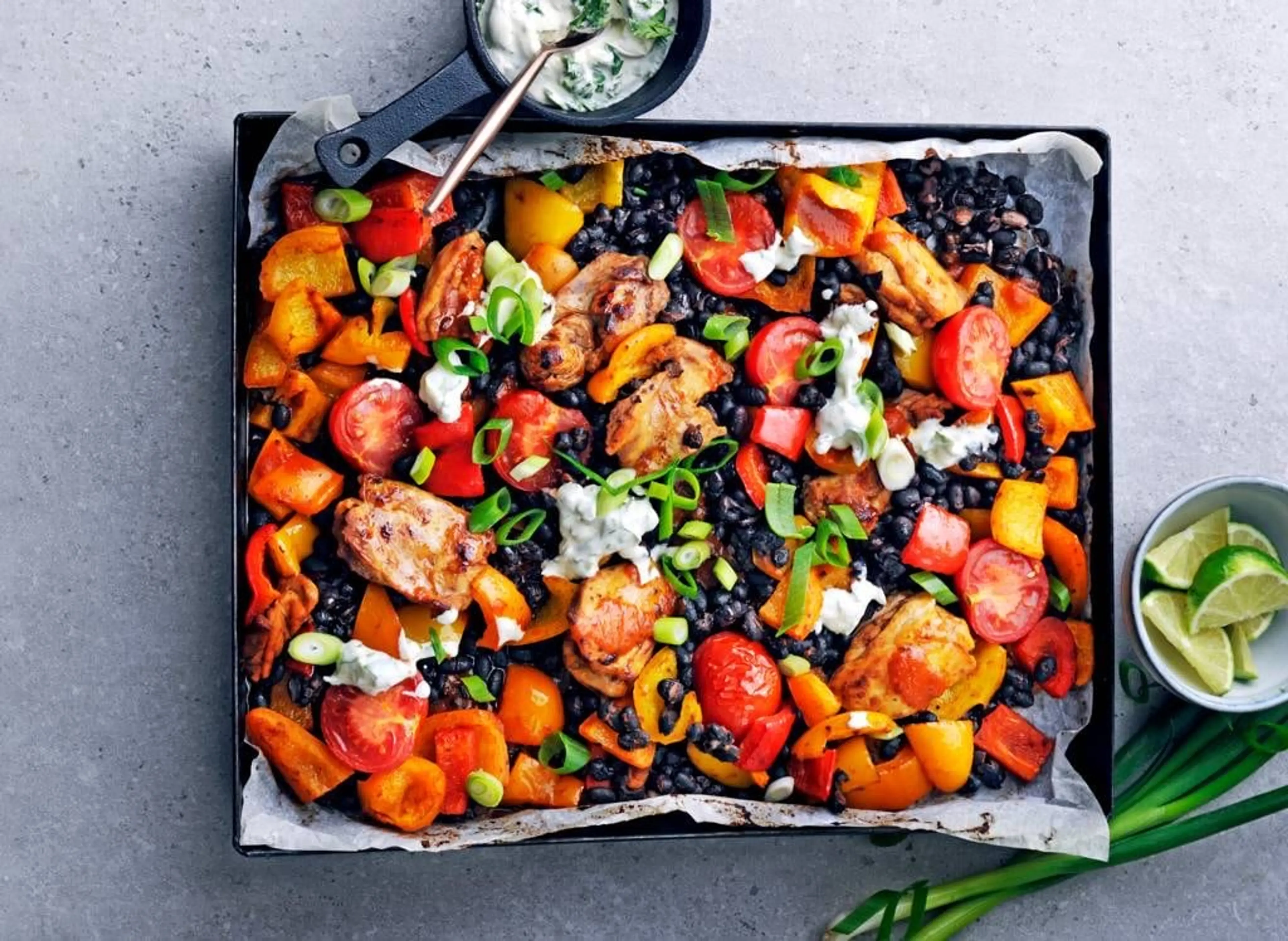 Traybake met kip, paprika, zwarte bonen en chipotle