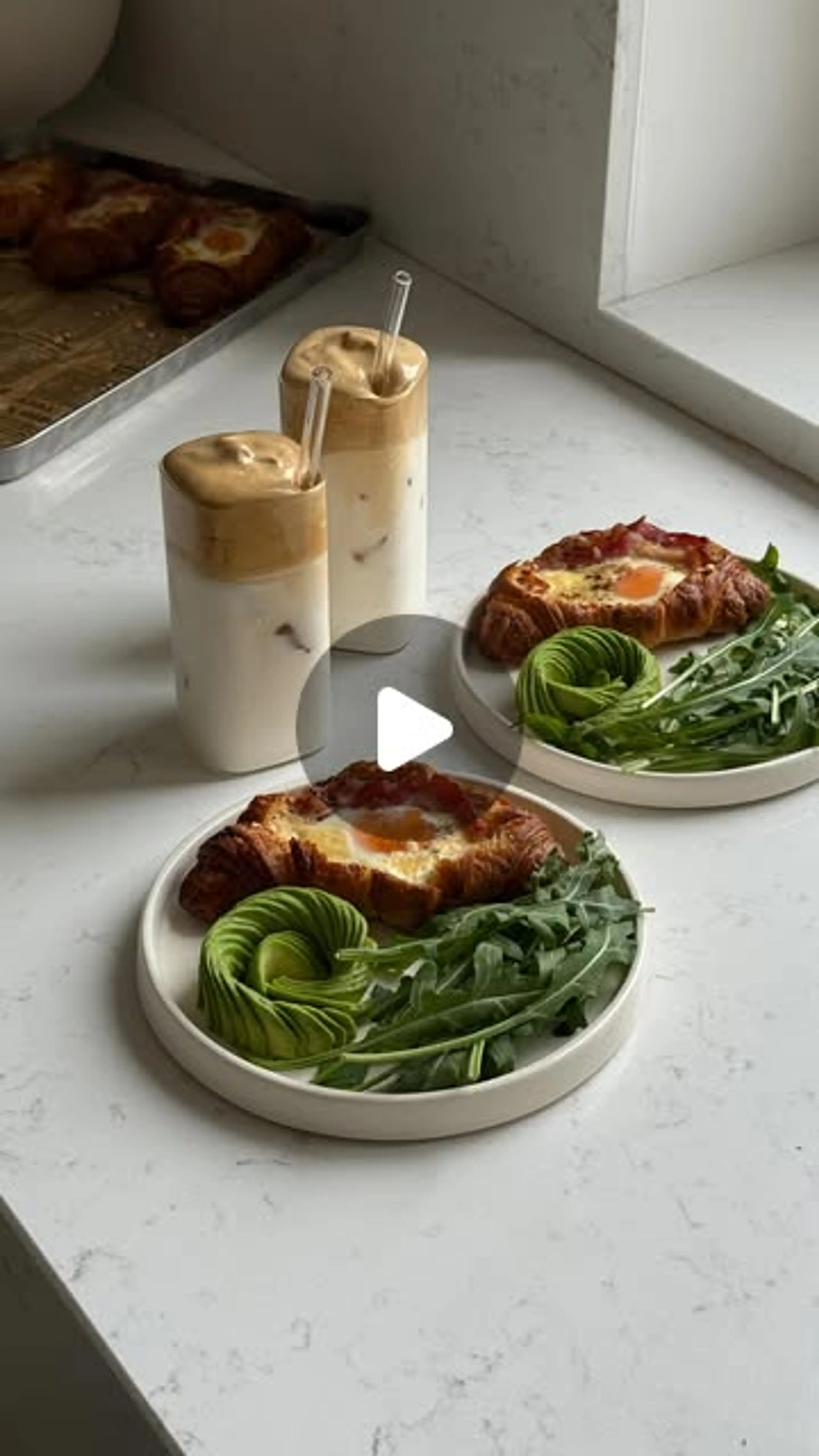 Запеченный Круассан С Яйцом И Беконом + Дальгона-кофе