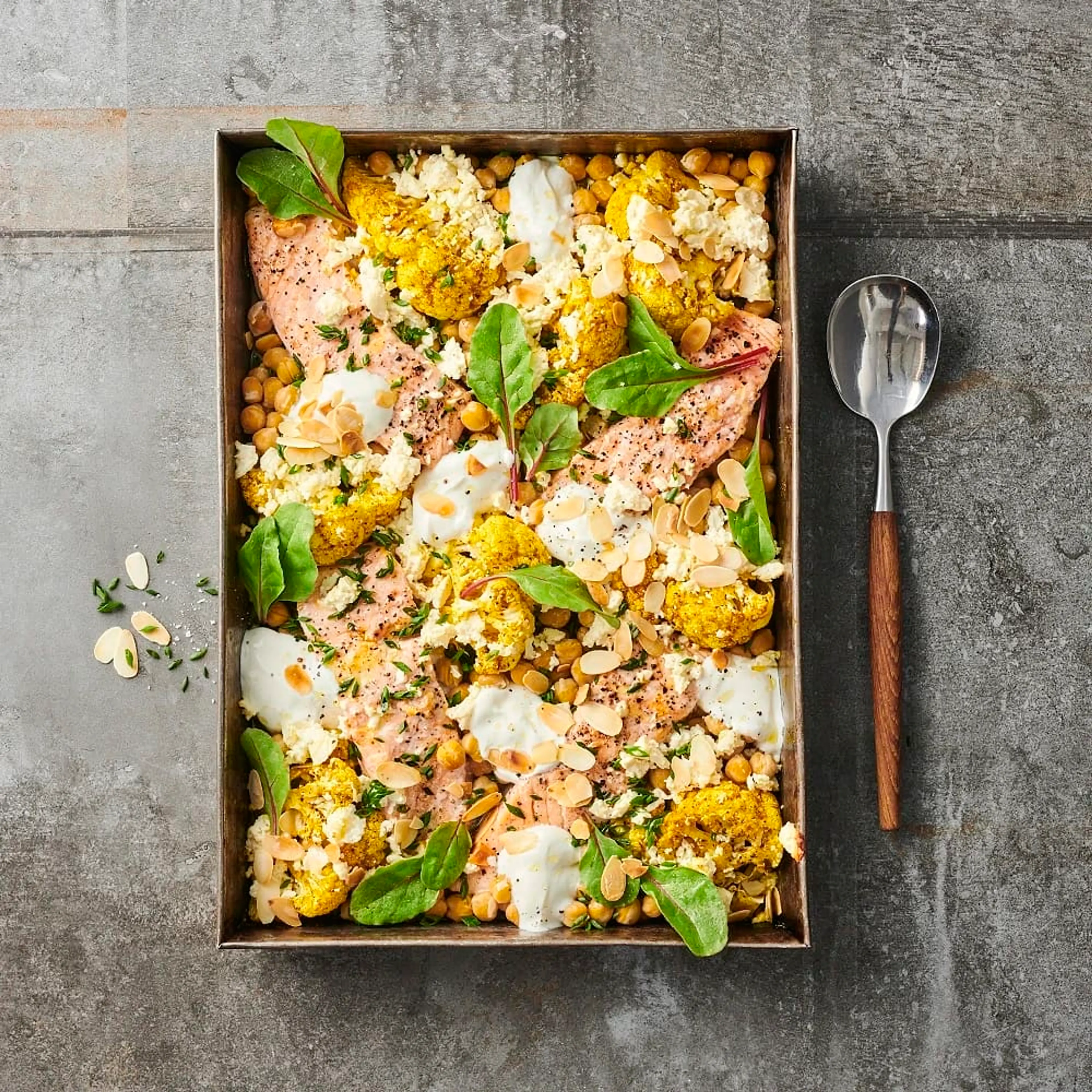 Blomkål i ugn med laxfilé, curry och smulad vitost