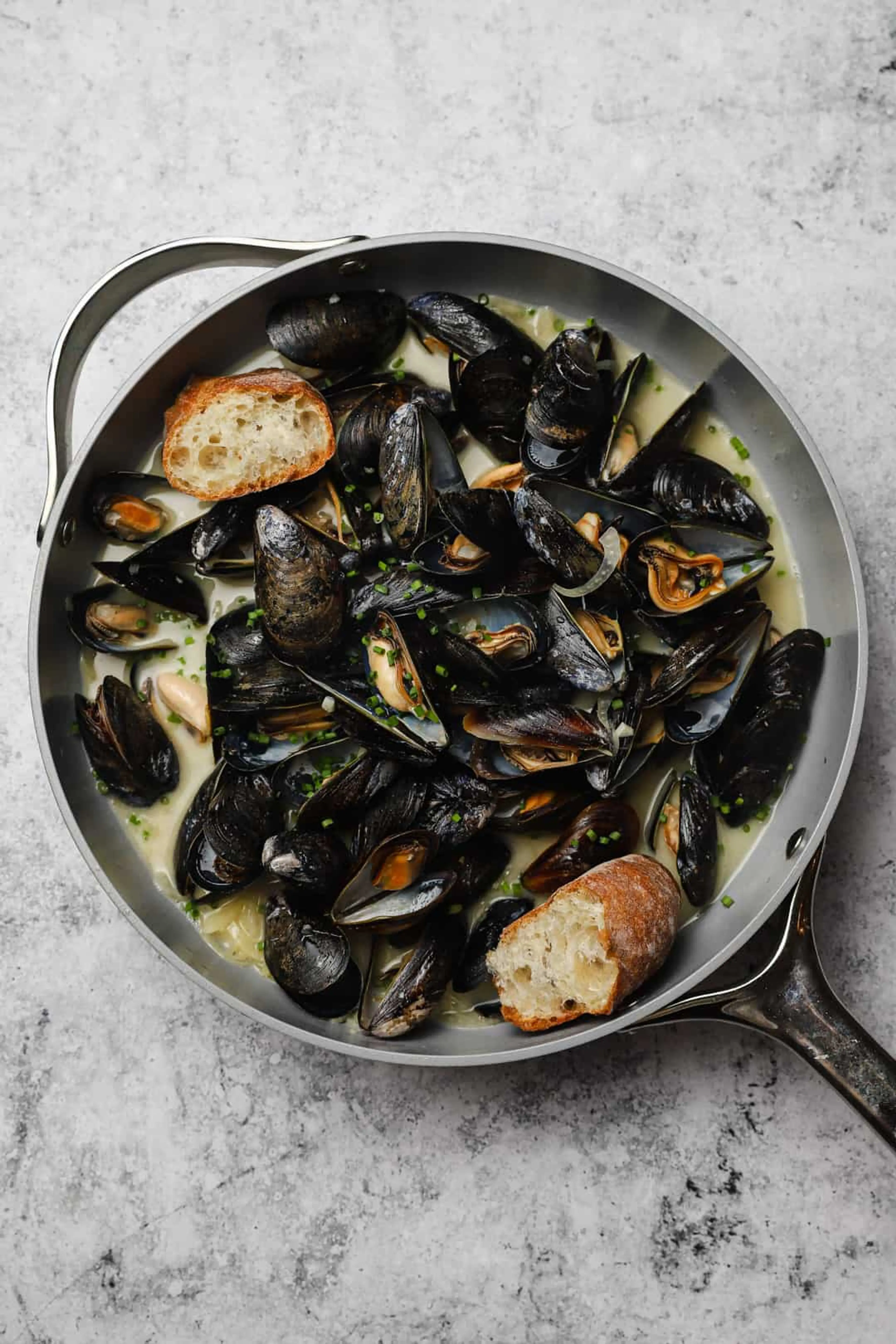 Mussels with Garlic White Wine Broth