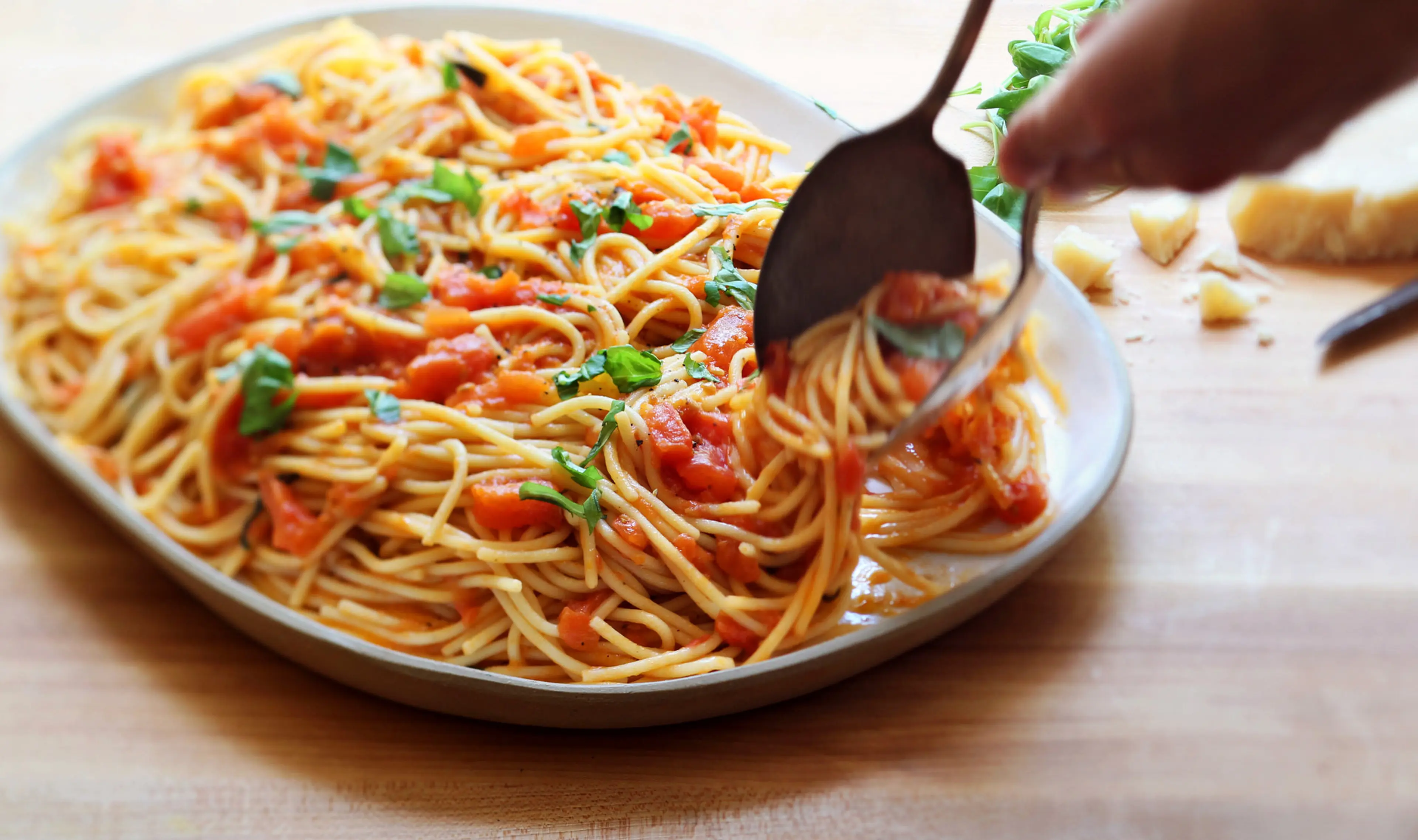 Spaghetti With Fresh Tomato and Basil Sauce