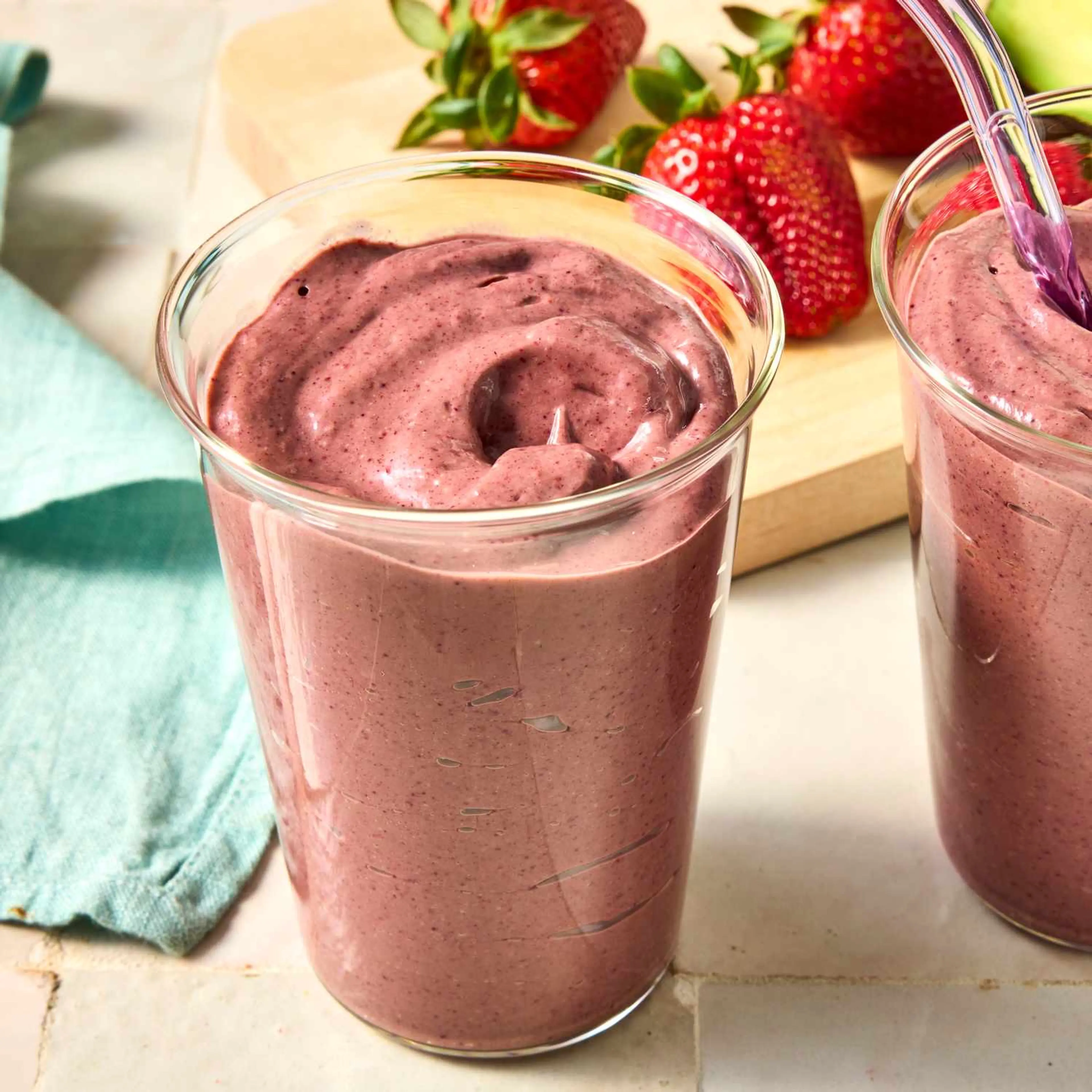 This Berry-Avocado Spinach Smoothie Is the Only High-Fiber B
