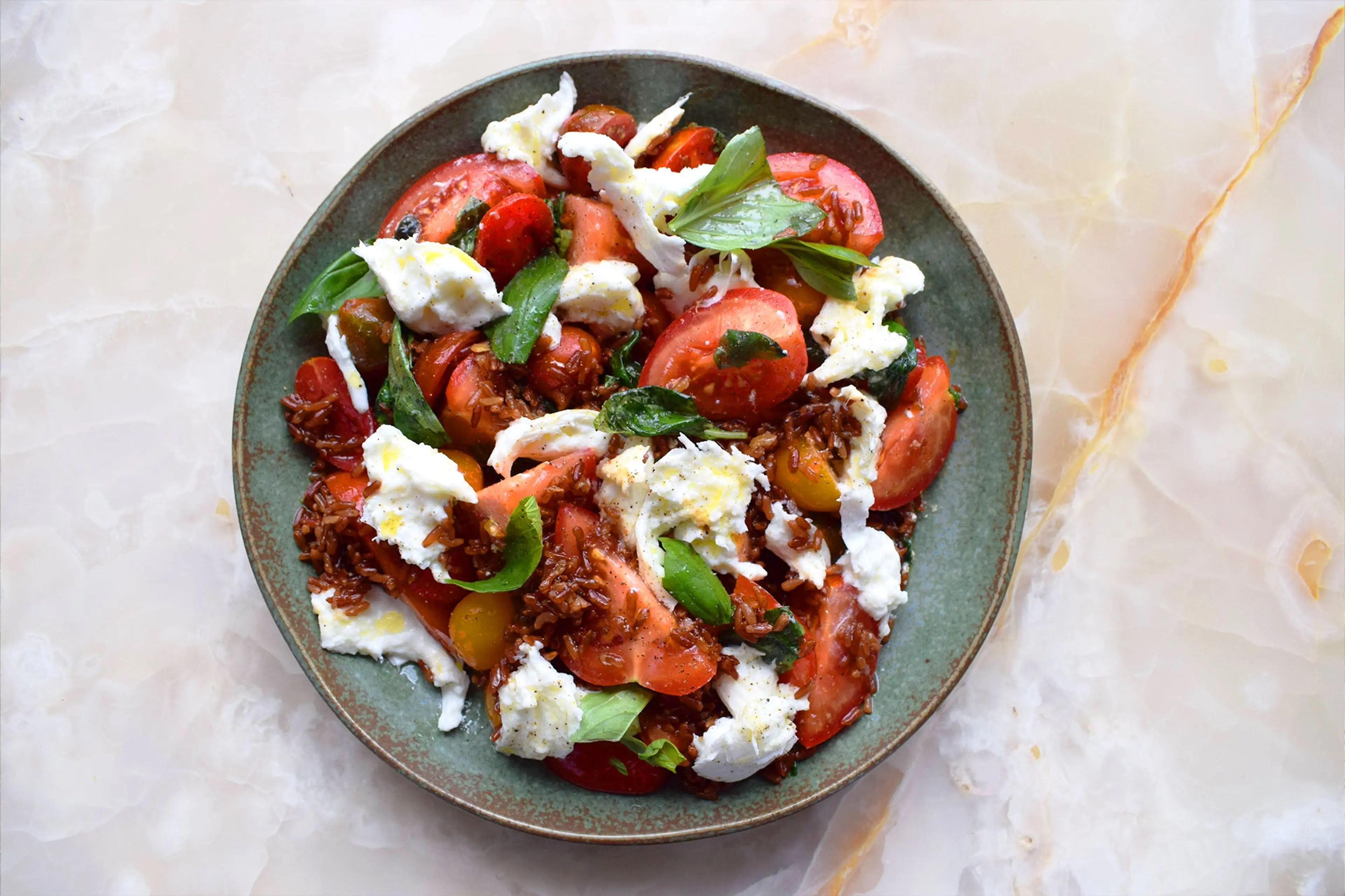 Tomatoes and red rice with burrata
