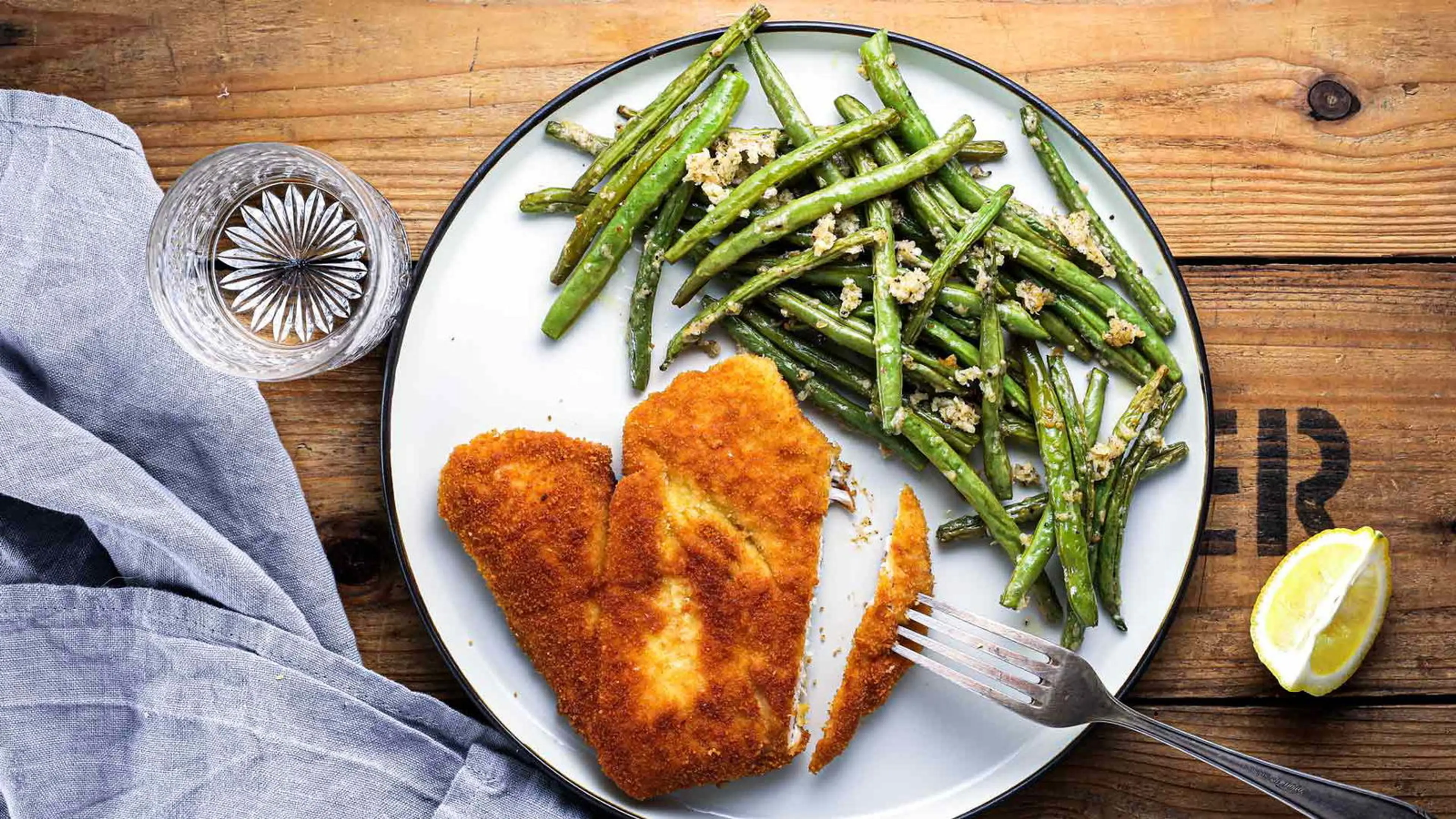 Knuspriges Hühnchenschnitzel mit Parmesan-Bohnen