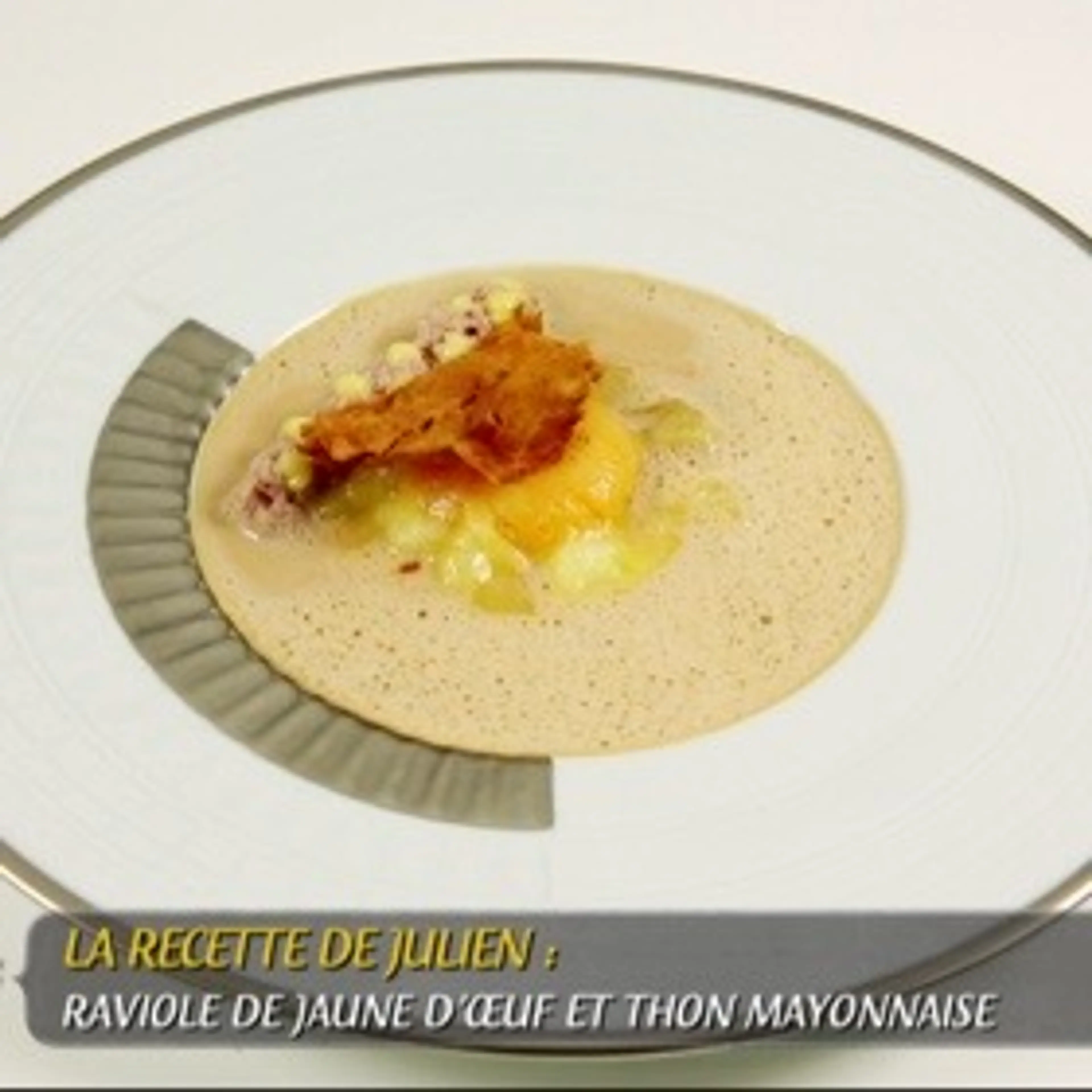 Raviole Ouverte De Jaunes D'œufs Au Jus De Pruneaux