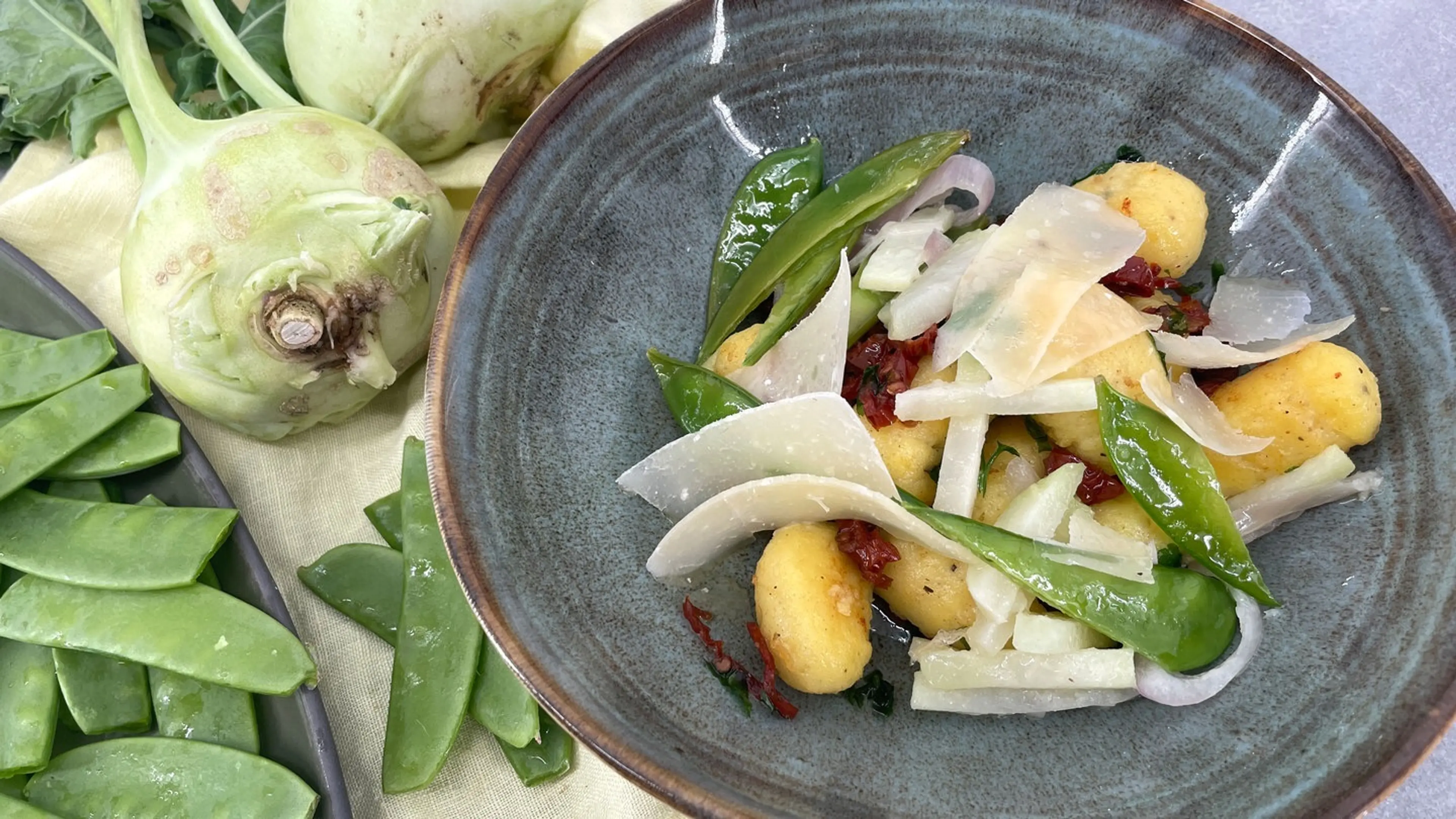 Gnocchi mit Zuckerschoten-Kohlrabi-Gemüse