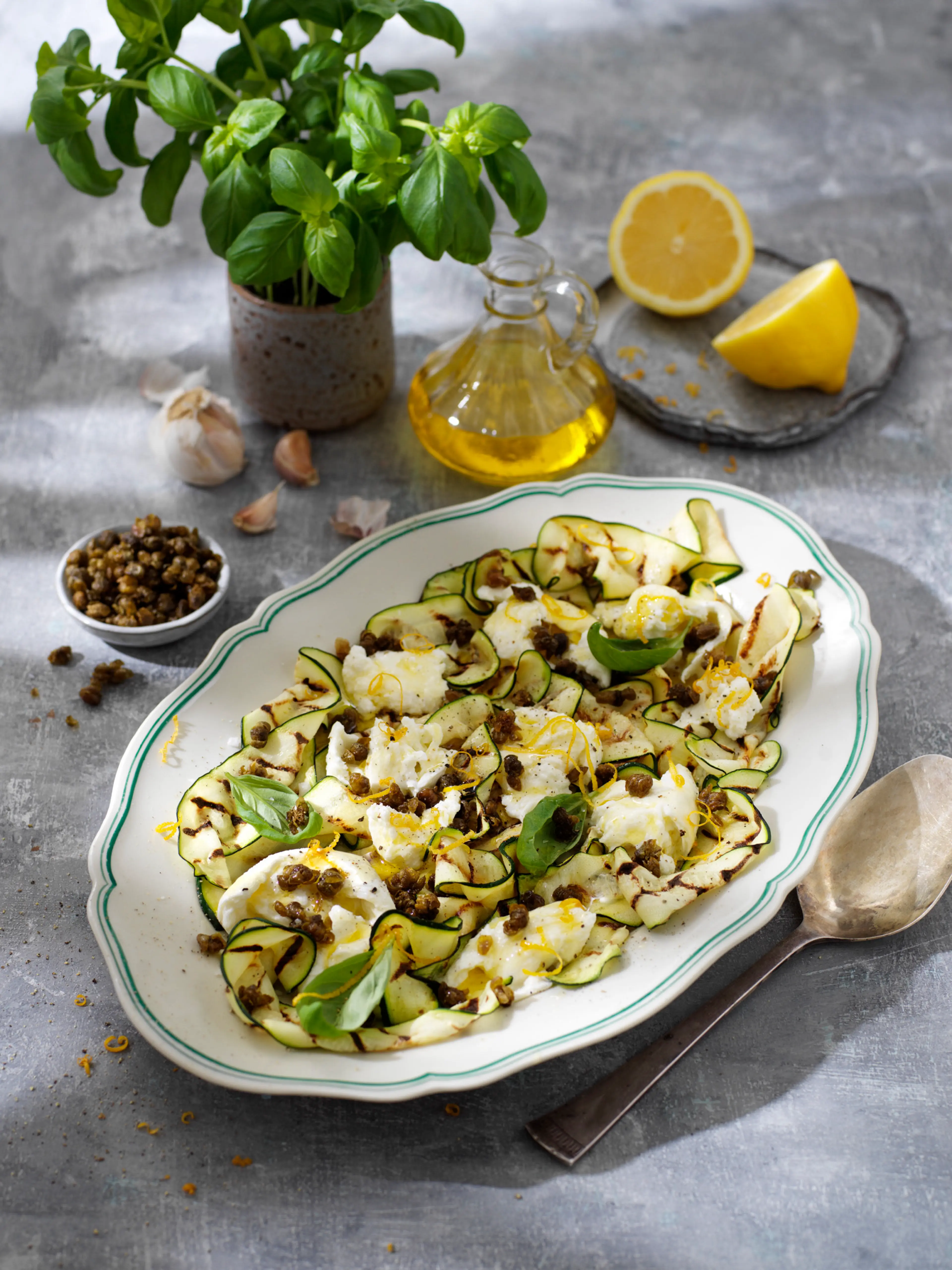 Vitlöksfräst zucchini med mozzarella