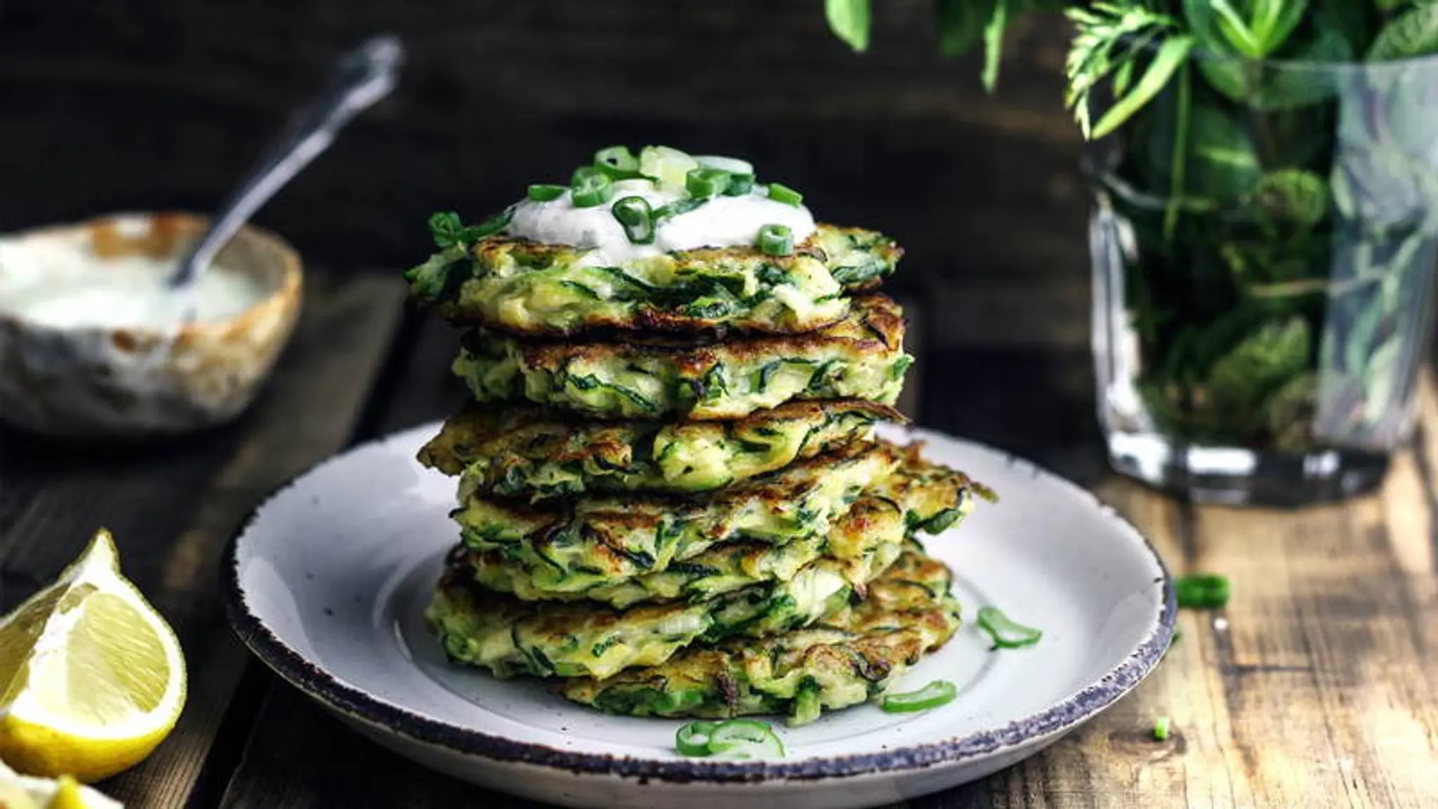 Zucchinipuffer mit Joghurt-Feta-Minz-Dip