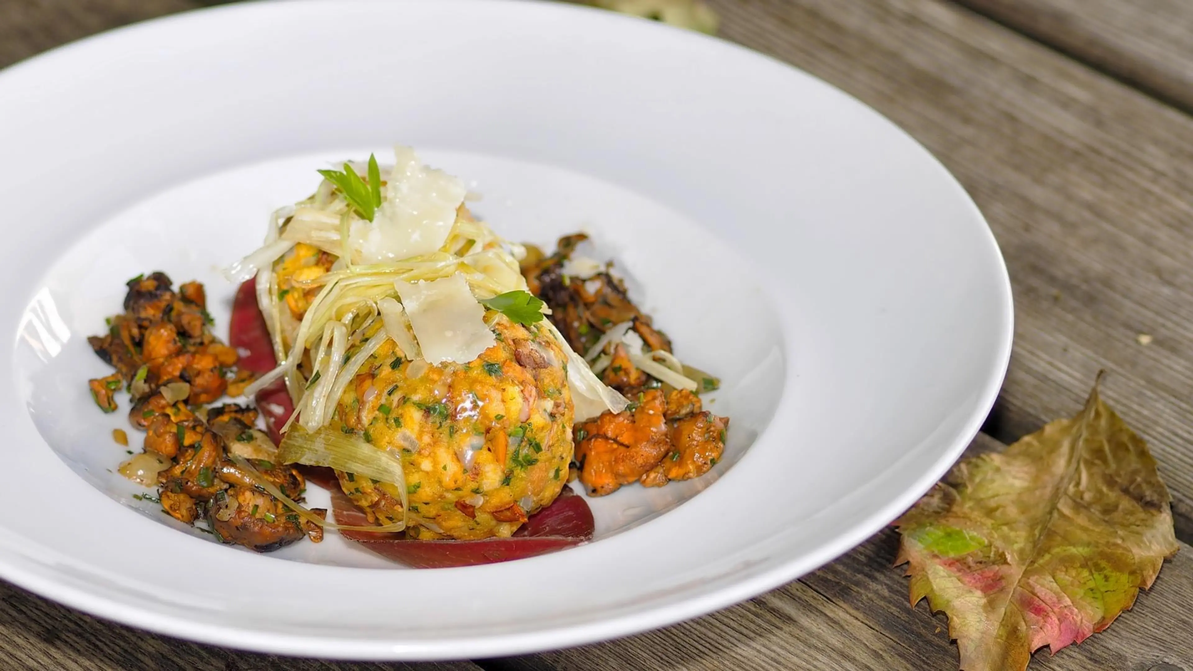 Südtiroler Speckknödel mit Pfifferlingen