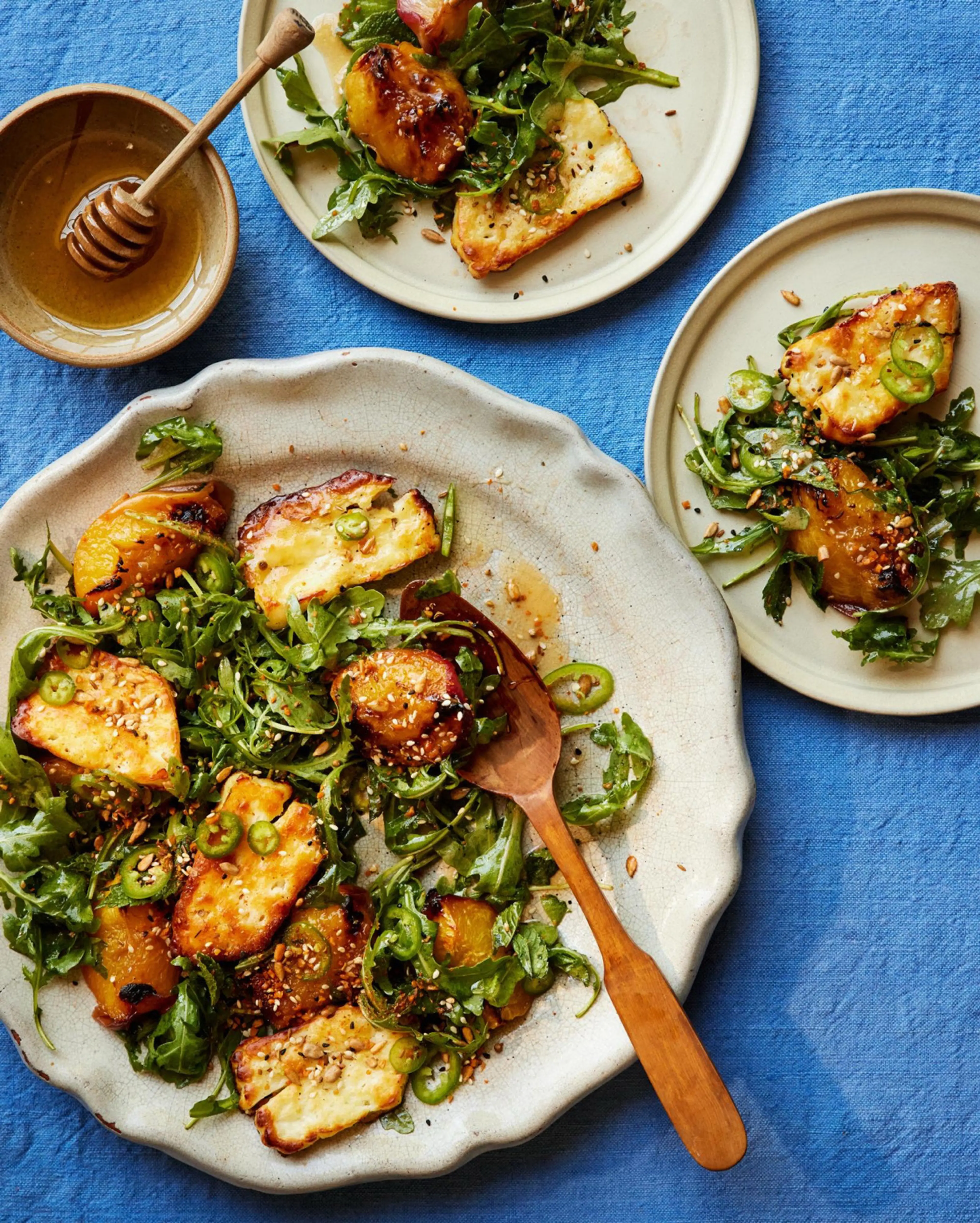 Salat mit gegrillten Pfirsichen, Halloumi und Dukkah