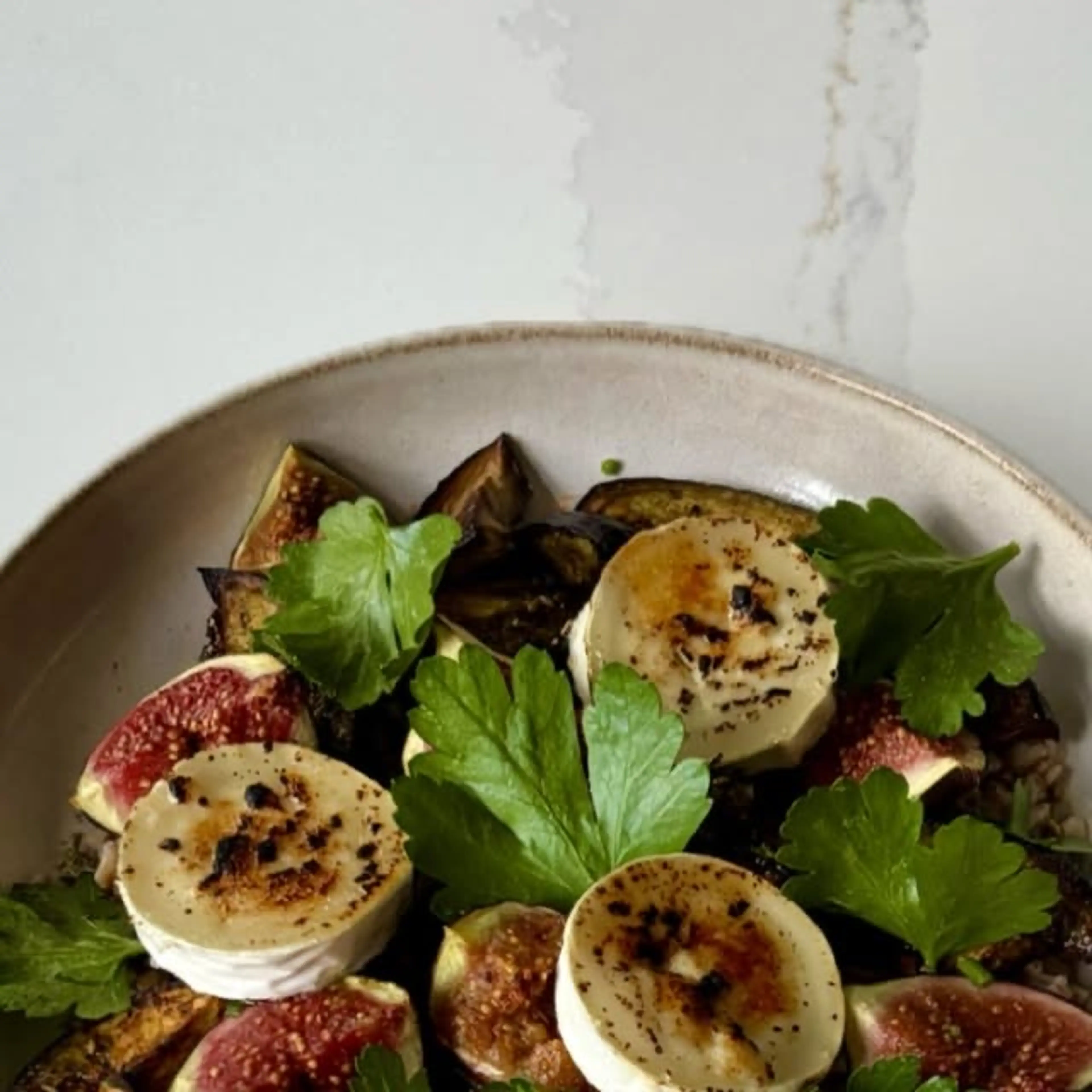 Verse Vijgen Salade Met Geroosterde Aubergine, Za’atar En Br
