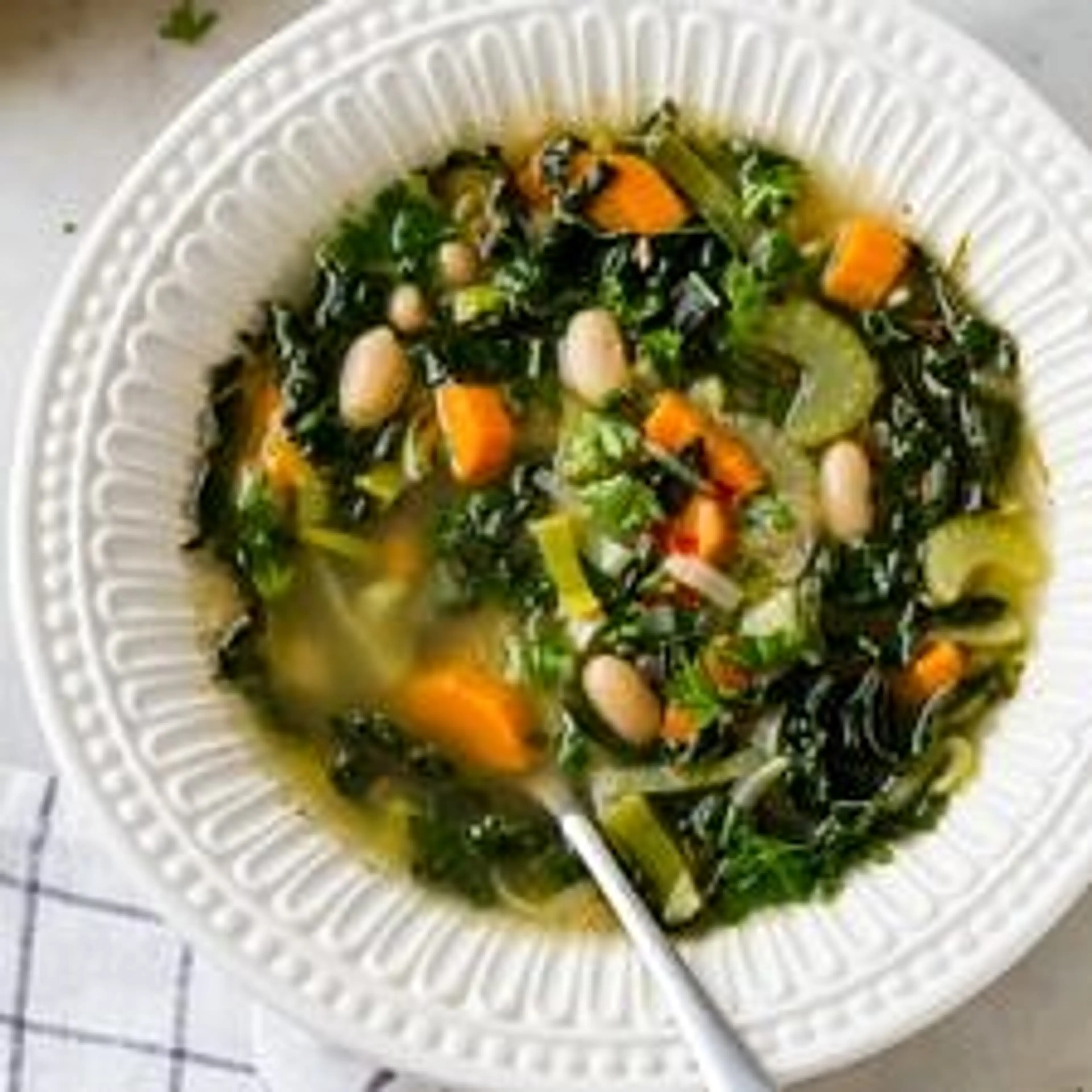 LEMONY KALE AND WHITE BEAN SOUP