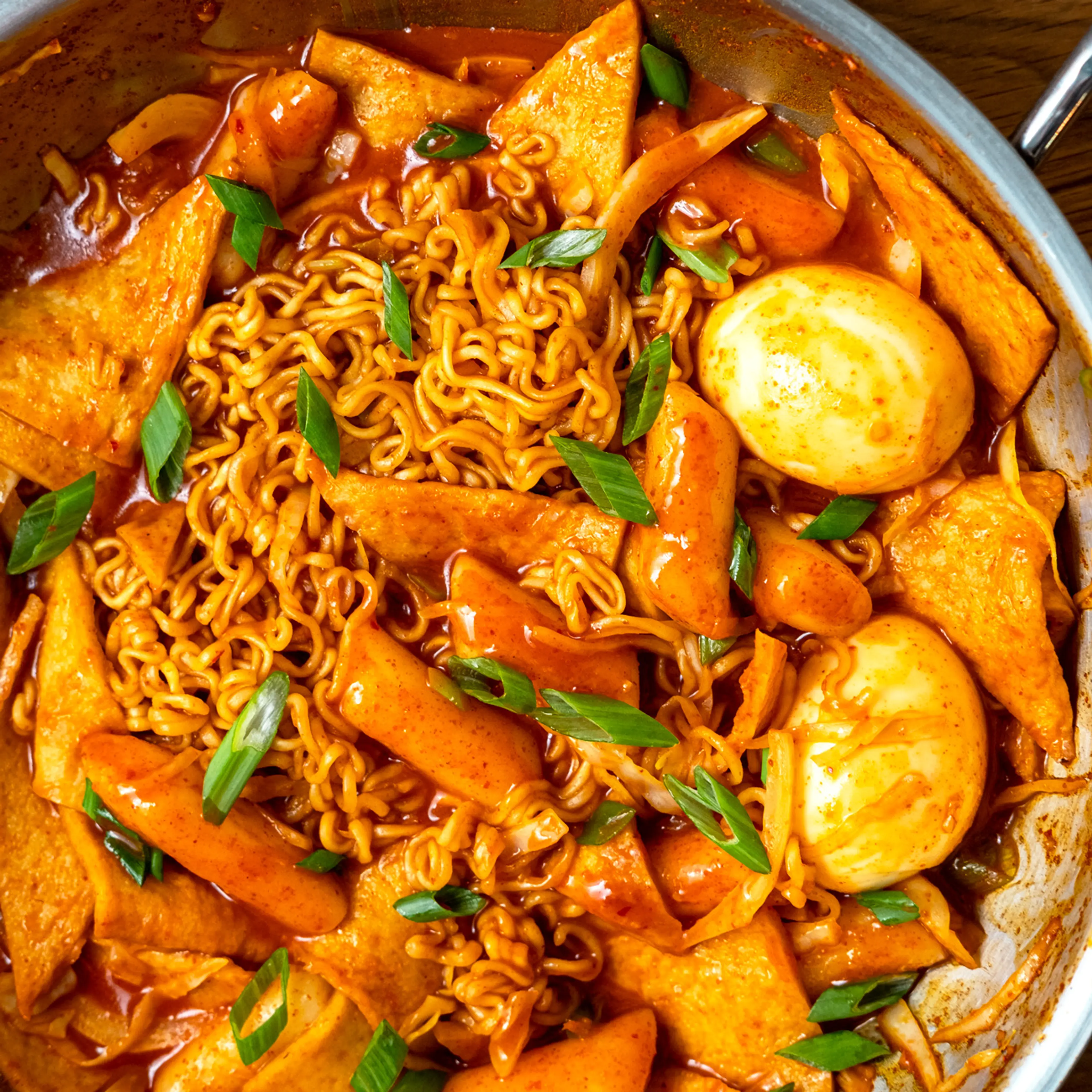 Easy Rabokki (Tteokbokki with Ramen)