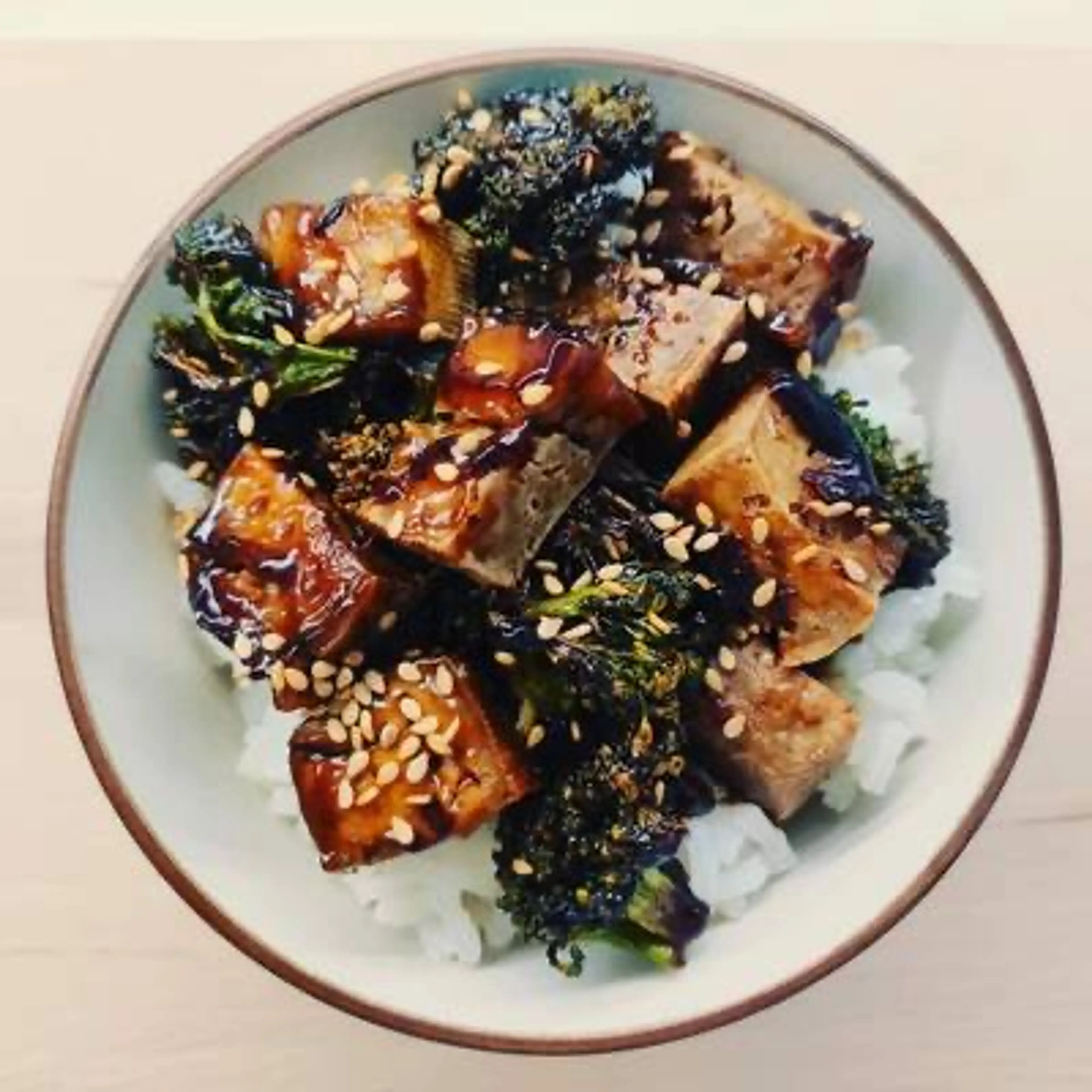 Tofu e broccoli arrosto in salsa teriyaki