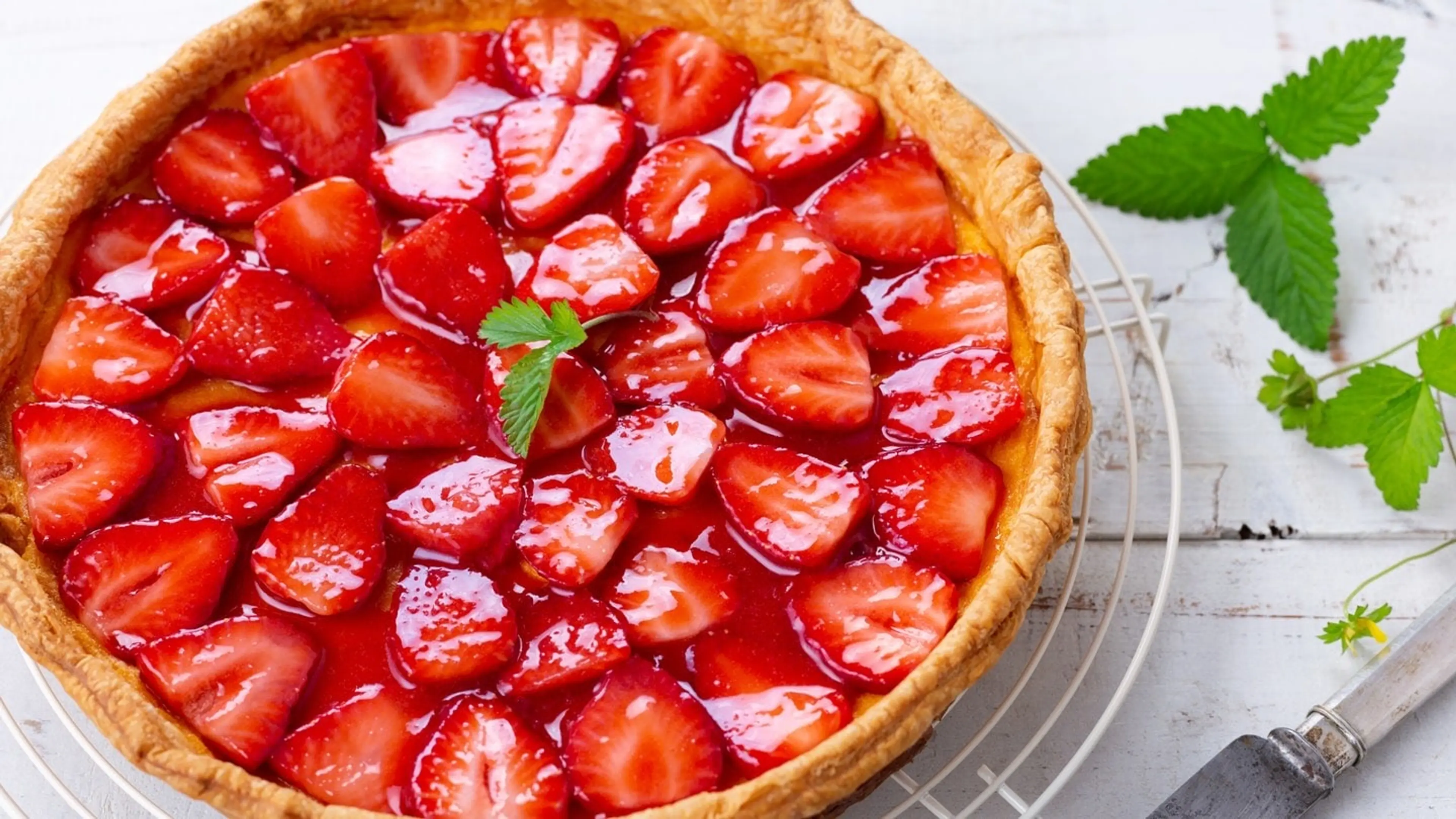 Rhabarber-Sandkuchen mit Vanillecreme und Erdbeeren