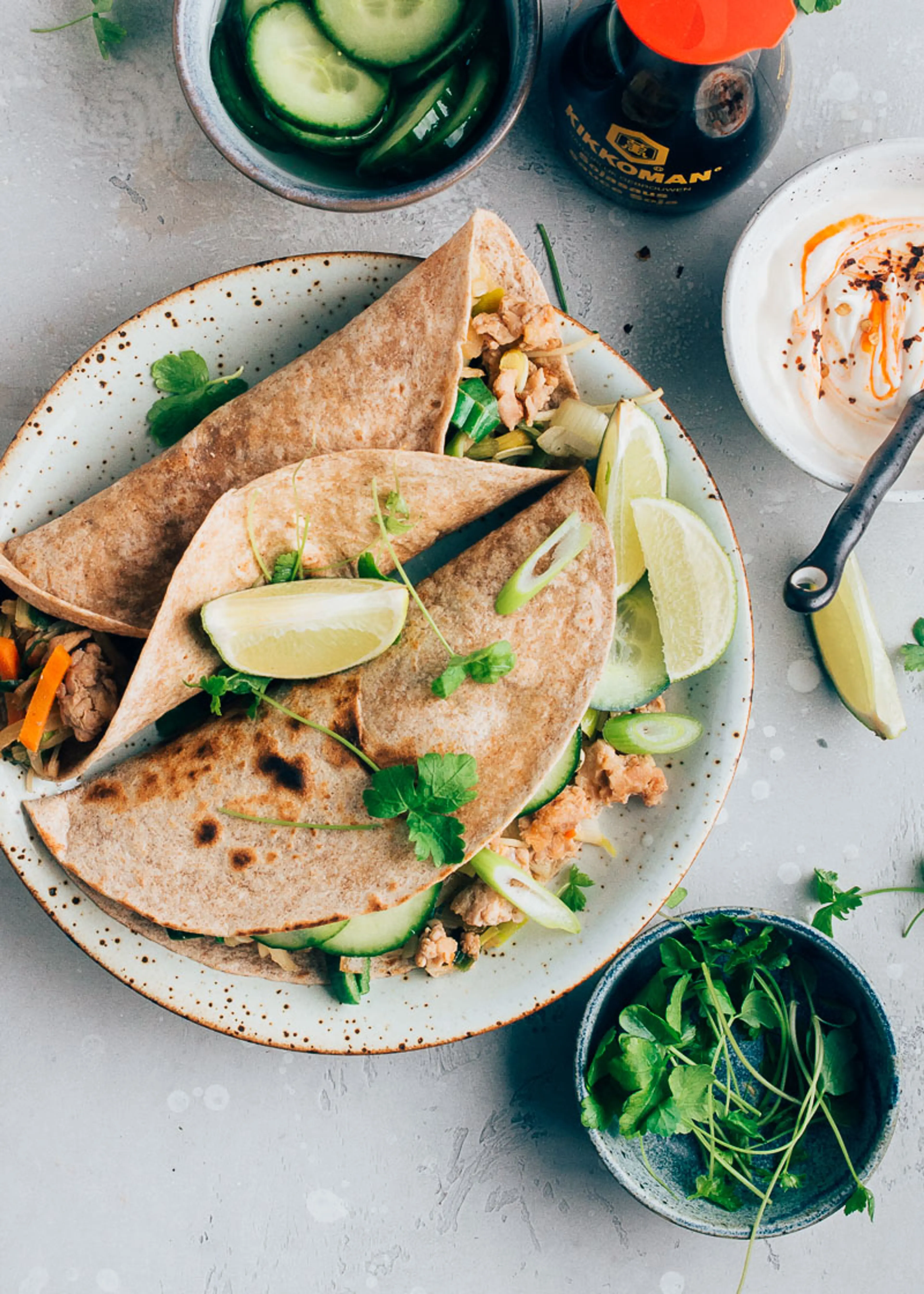 Oosterse wraps kippengehakt wokgroentjes sriracha