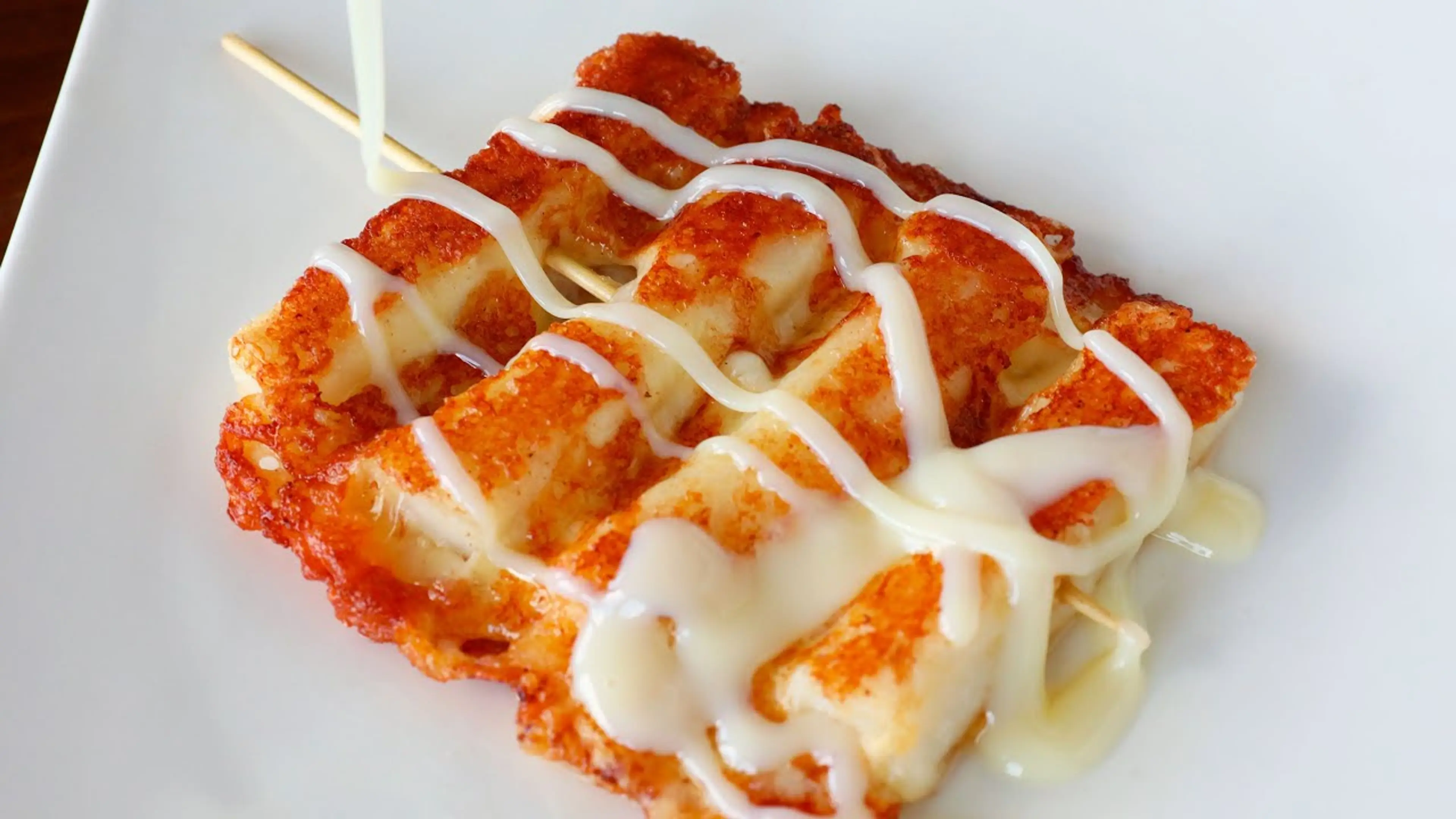 Grilled cheese & rice cake skewers (Cheese-tteok-kkochi: 치즈떡