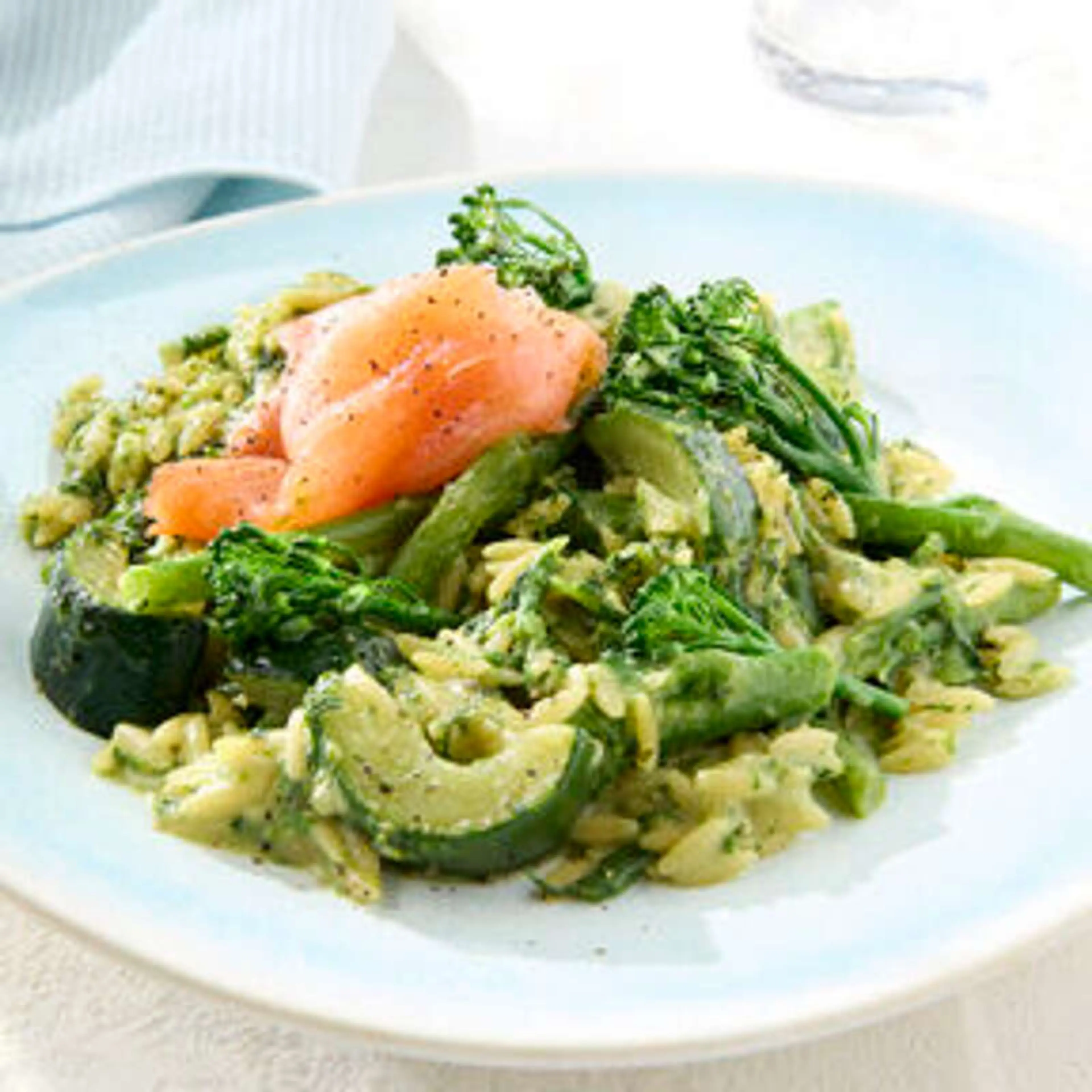 Griekse pasta met courgette, broccolini en gerookte zalm
