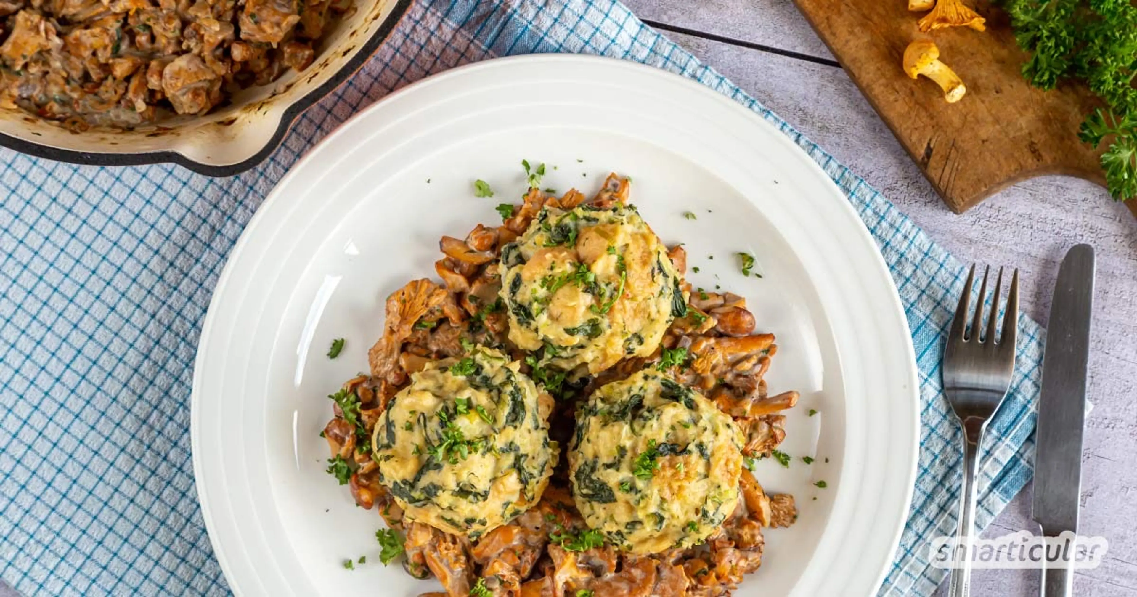 Spinatknödel mit Pfifferling-Miso-Soße