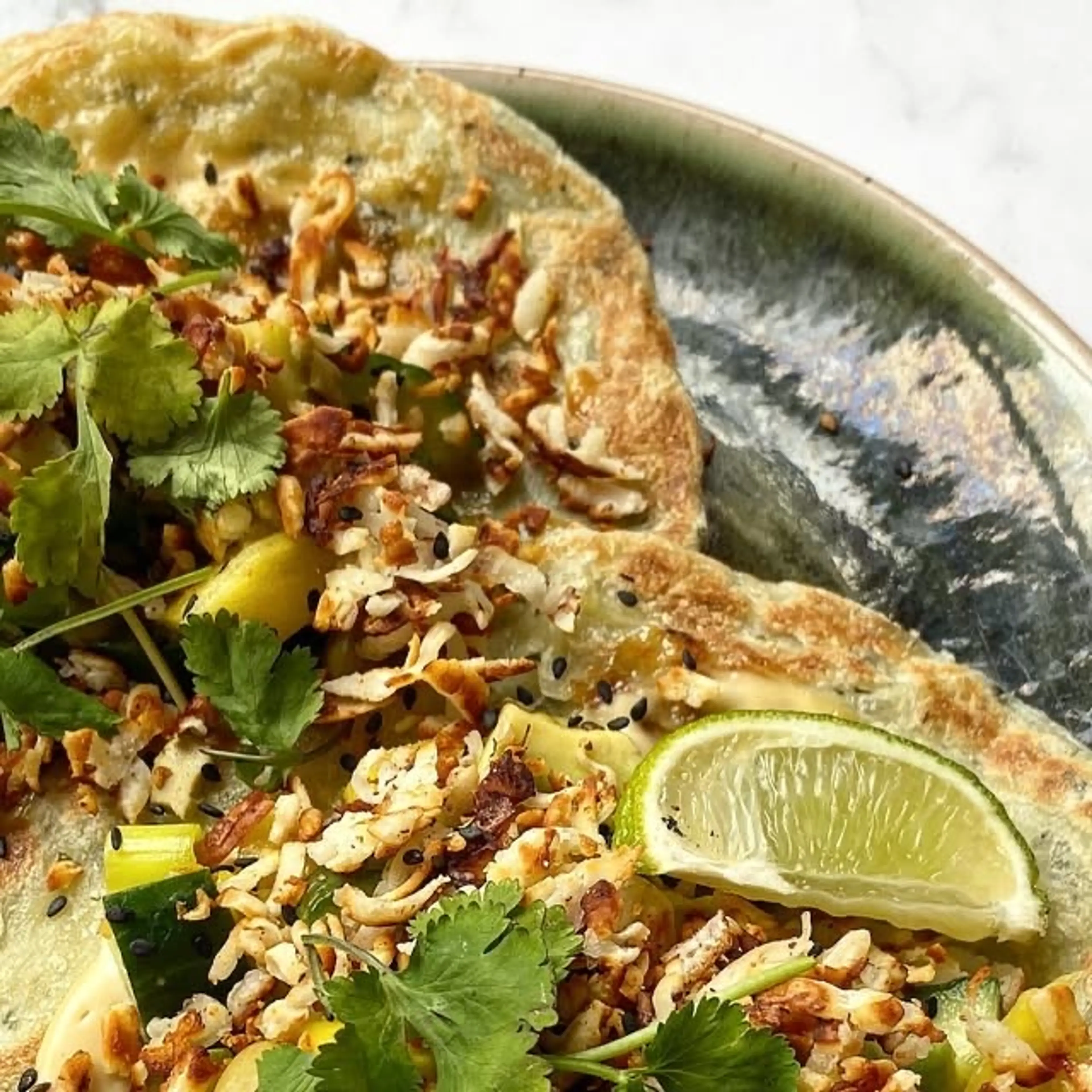 Paratha Met Geraspte Halloumi, Mango & Edamamesalade Met Ses