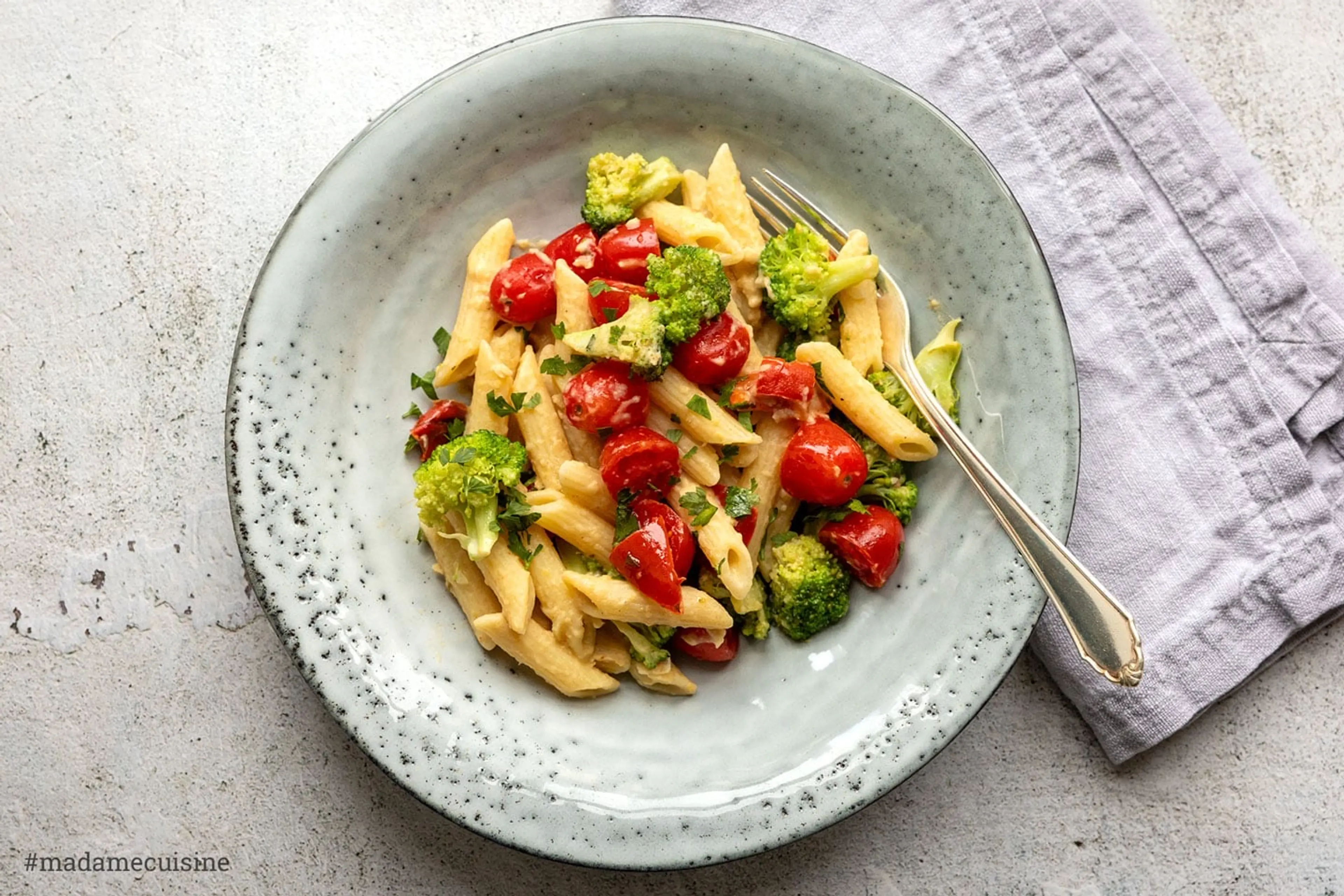 Hummus-Pasta mit Brokkoli & Tomaten