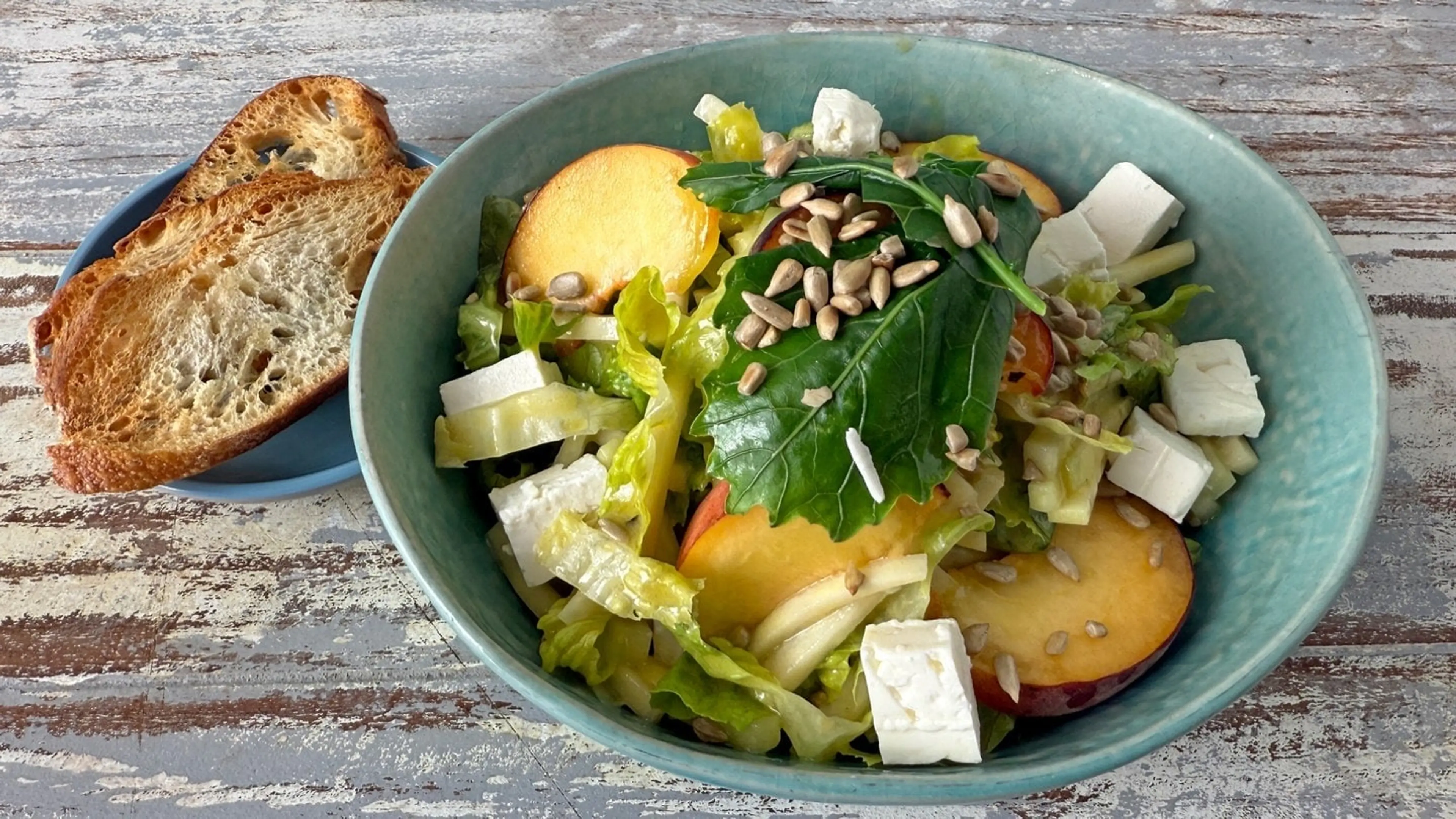 Kohlrabisalat mit Nektarine und Feta