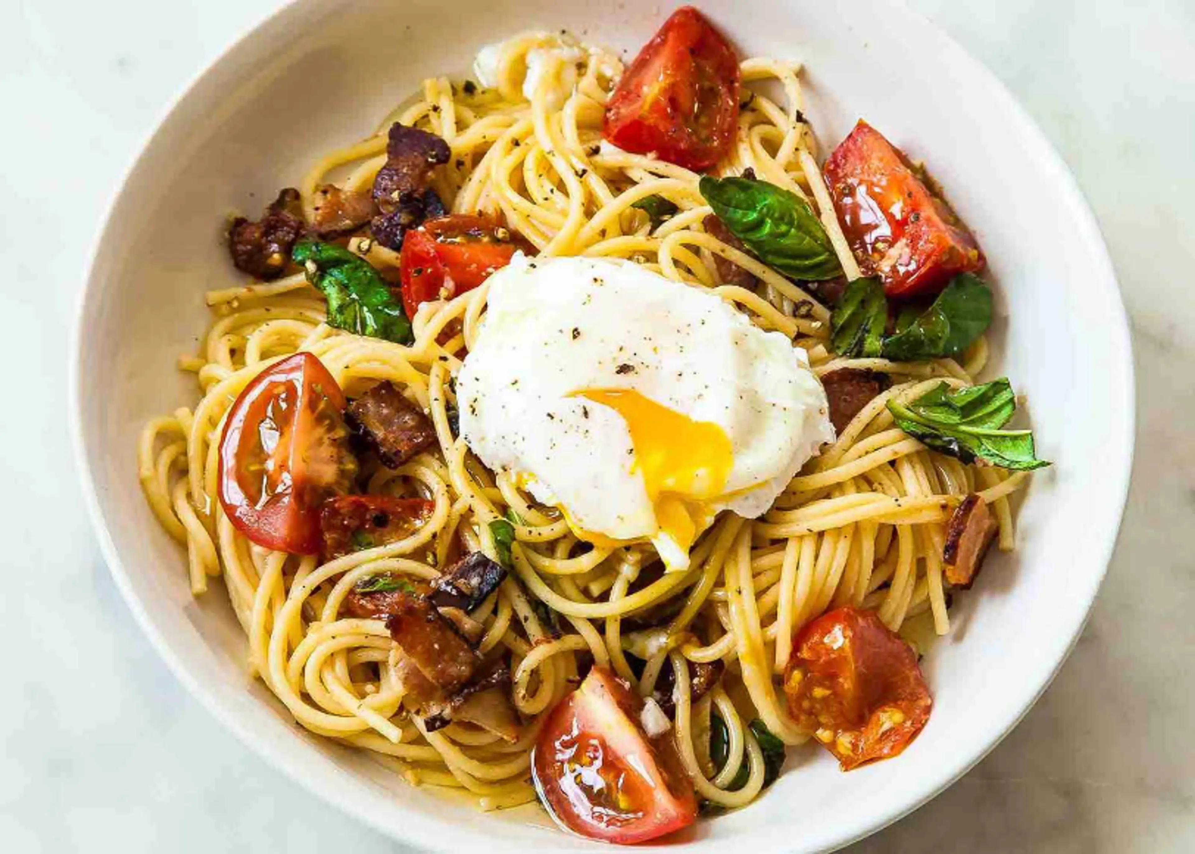 Spaghetti with Tomatoes, Bacon, and Eggs