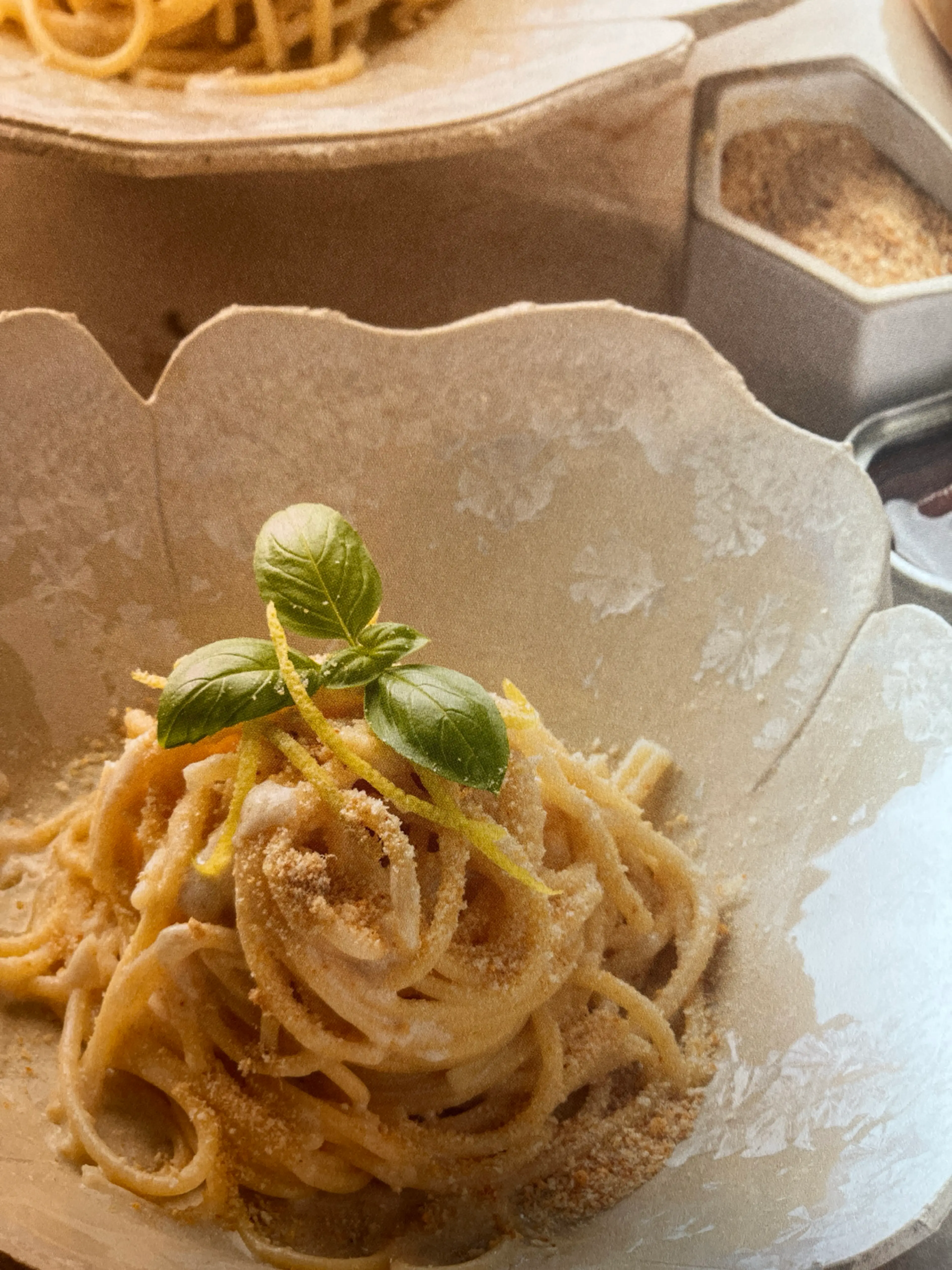SPAGHETTI MET CITROENBOTERSAUS ANSJOVIS, PARMEZAAN EN BROODK