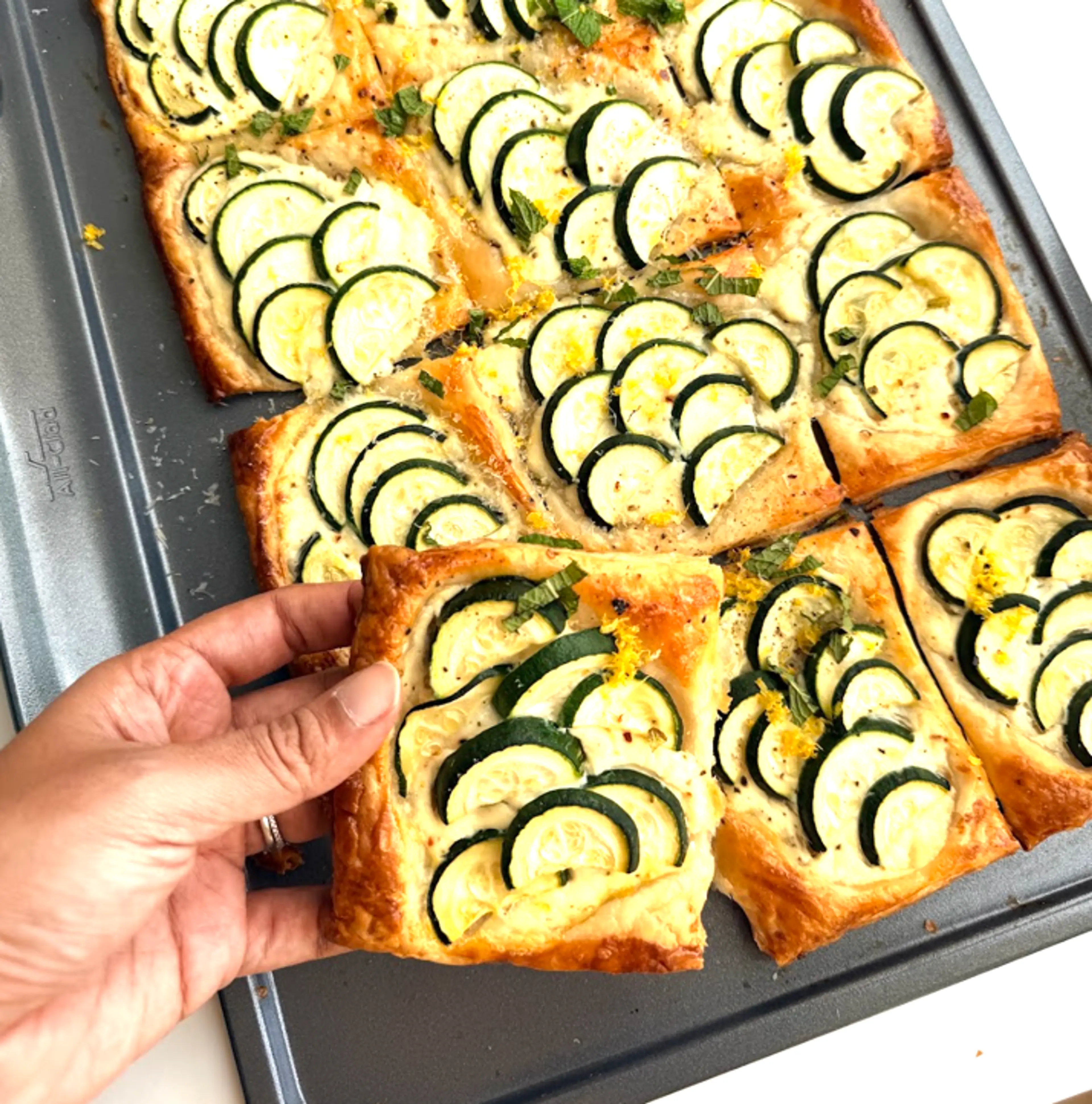 Blätterteig-Tarte mit Zucchini und Zitronen-Ricotta
