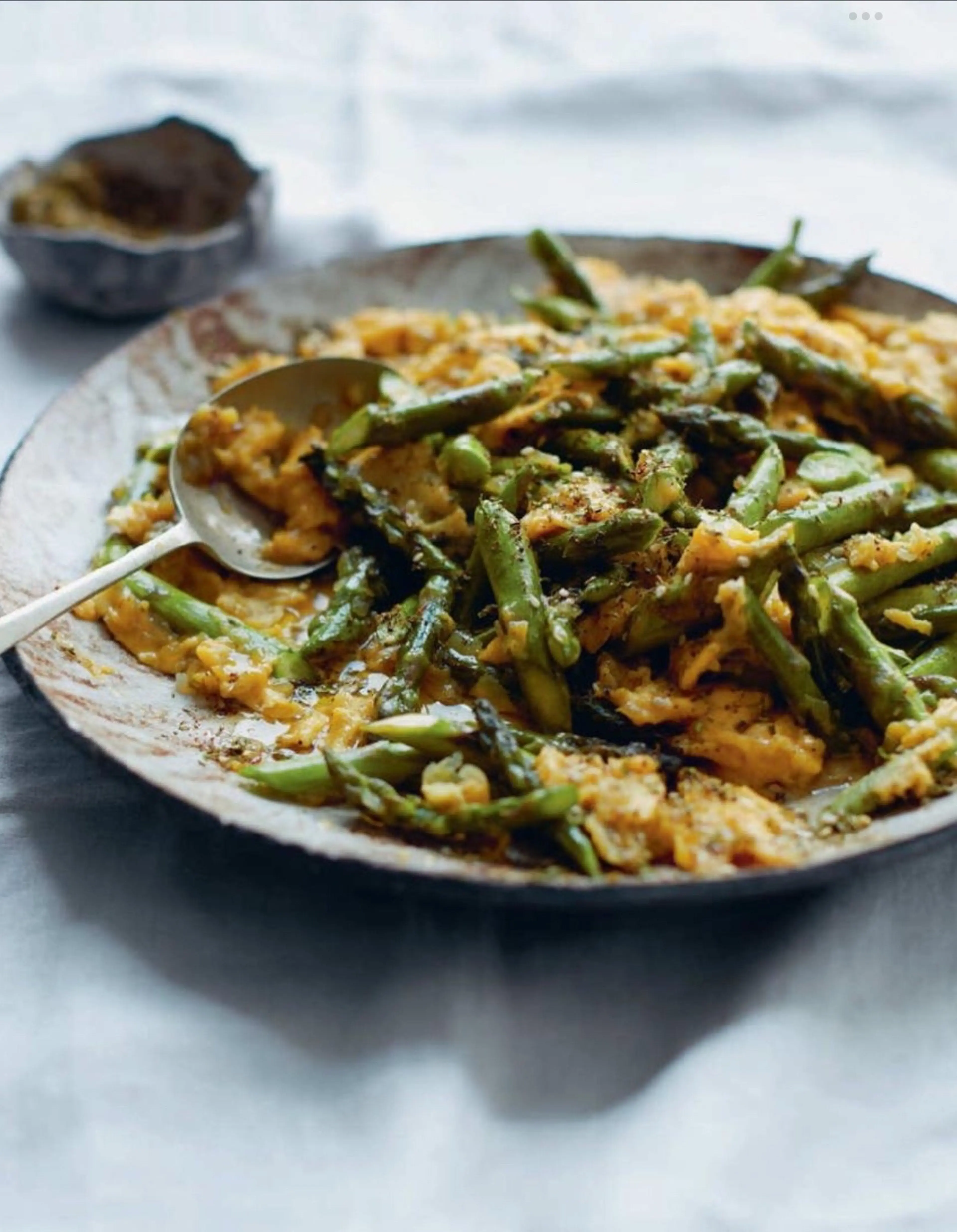 Asparagus with eggs and za’atar (Halayone W Bayd)