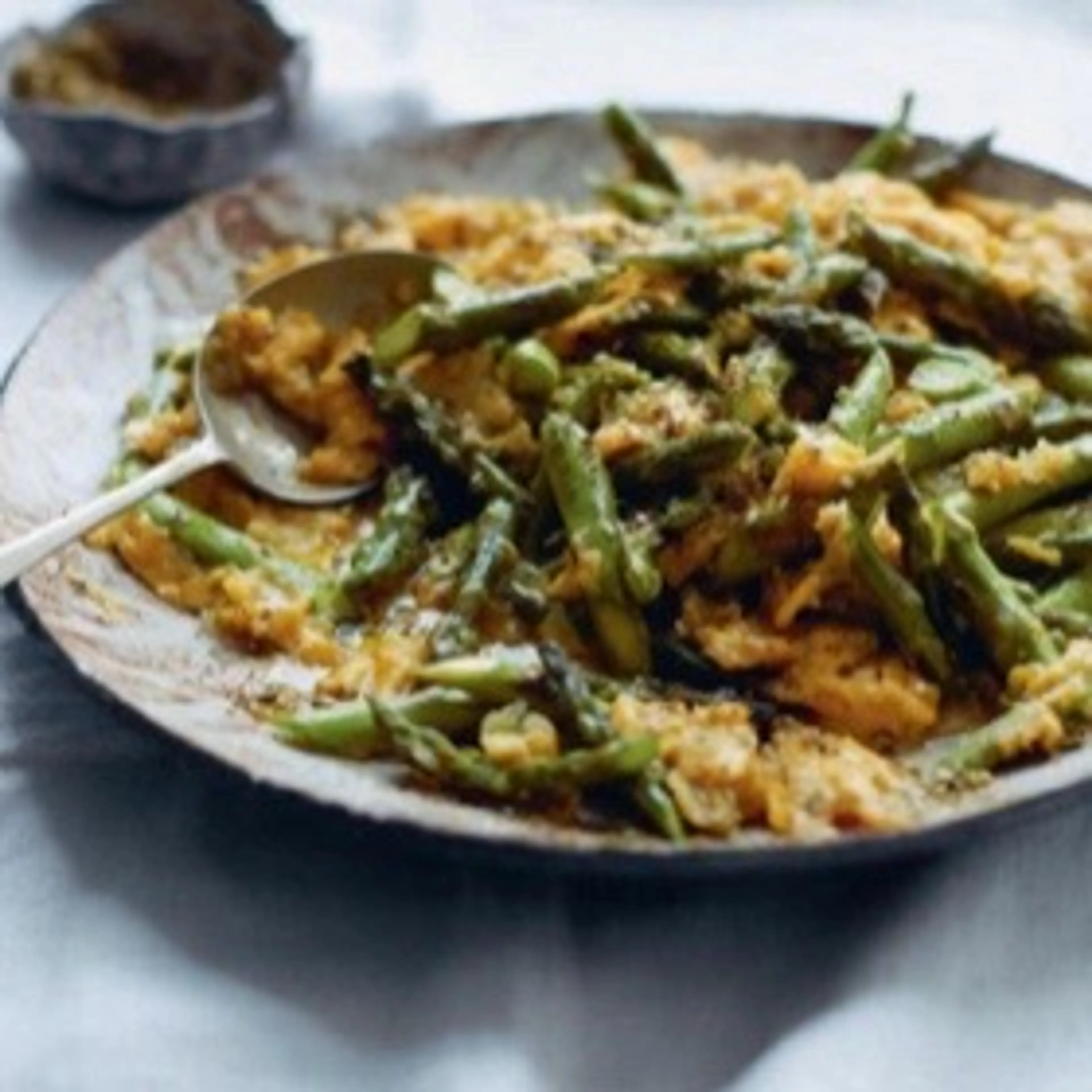 Asparagus with eggs and za’atar (Halayone W Bayd)