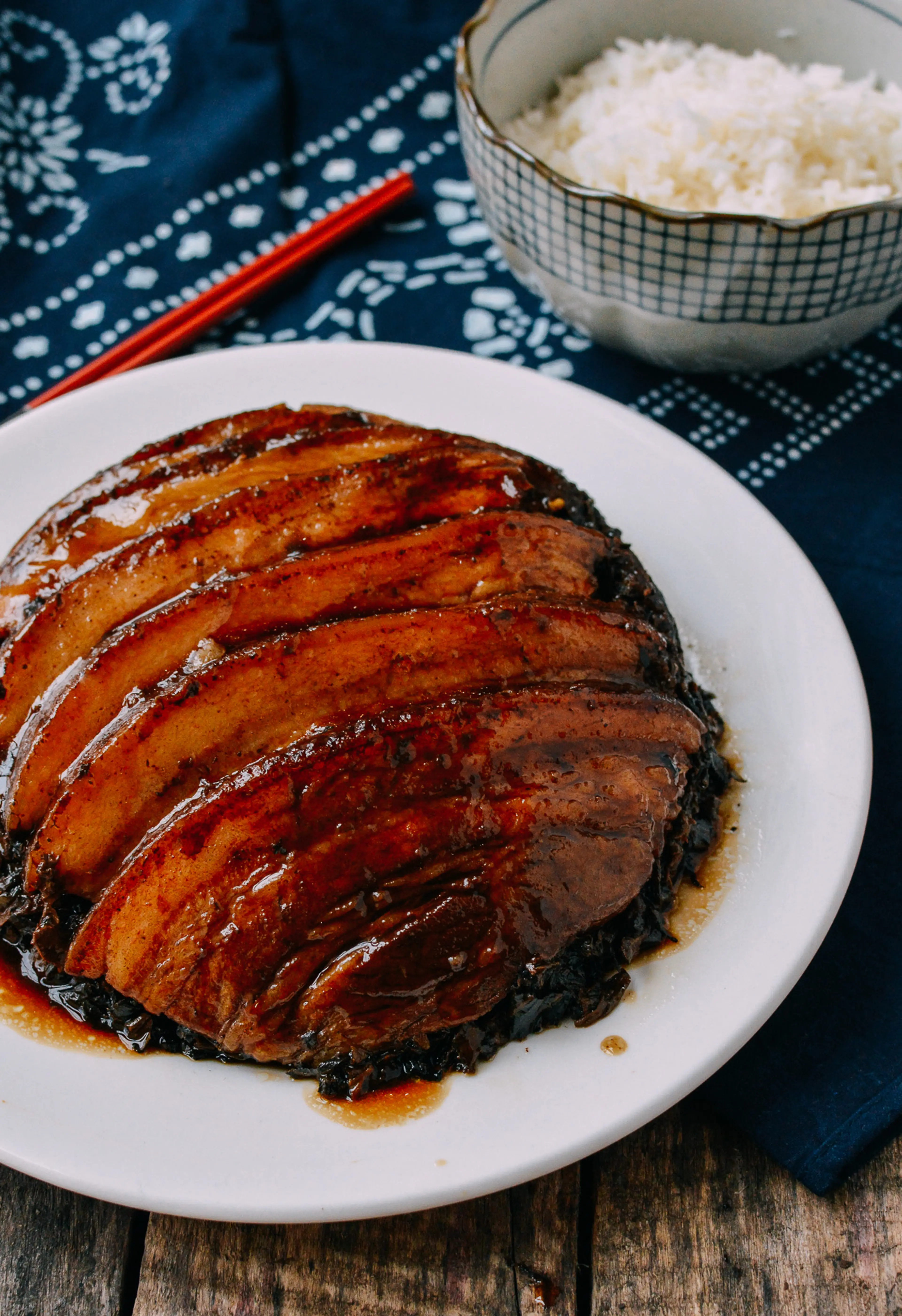 梅菜扣肉 (steamed pork belly w preserved mustard greens)