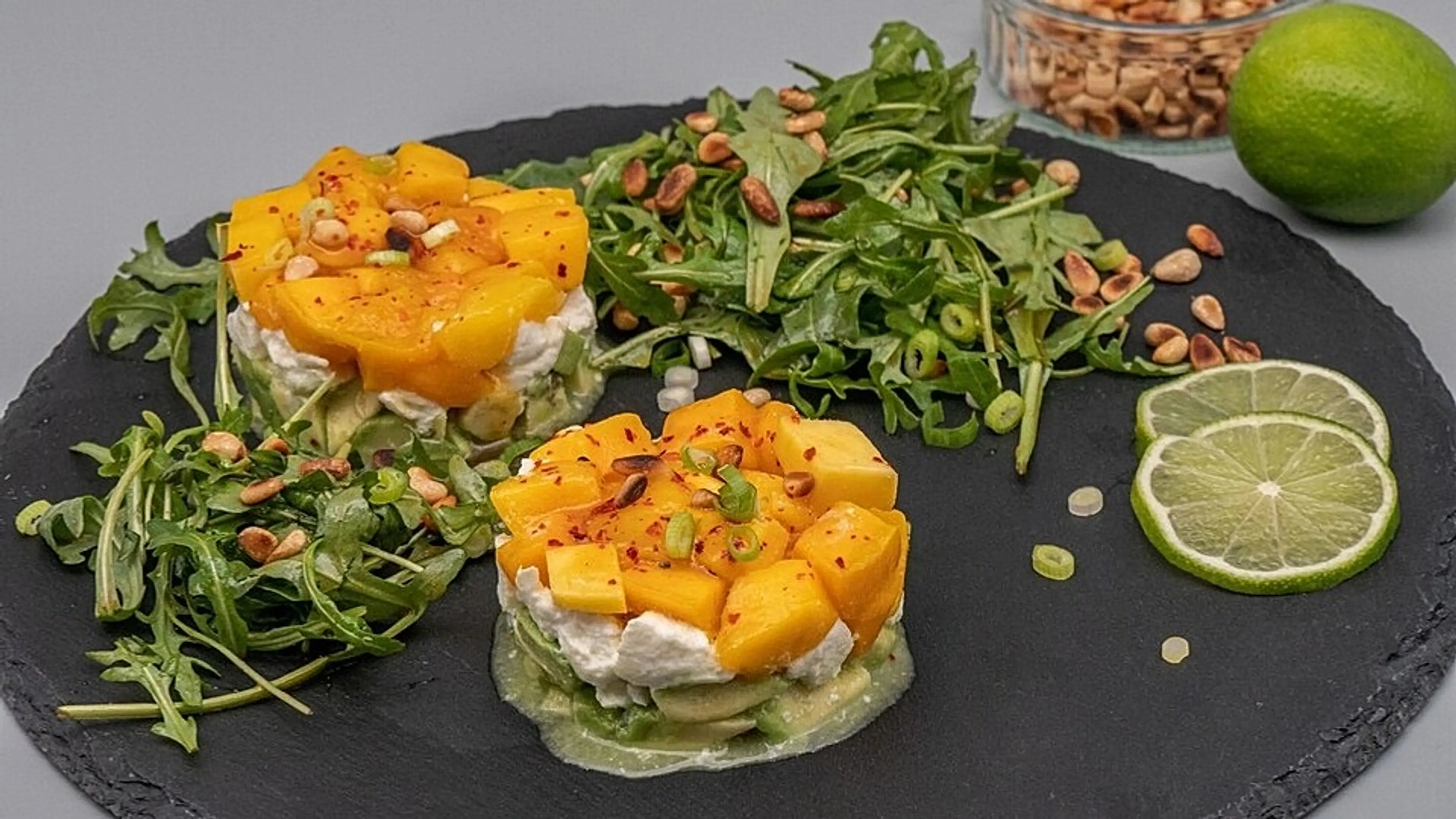 Avocado-Mozzarella-Salat mit Mango