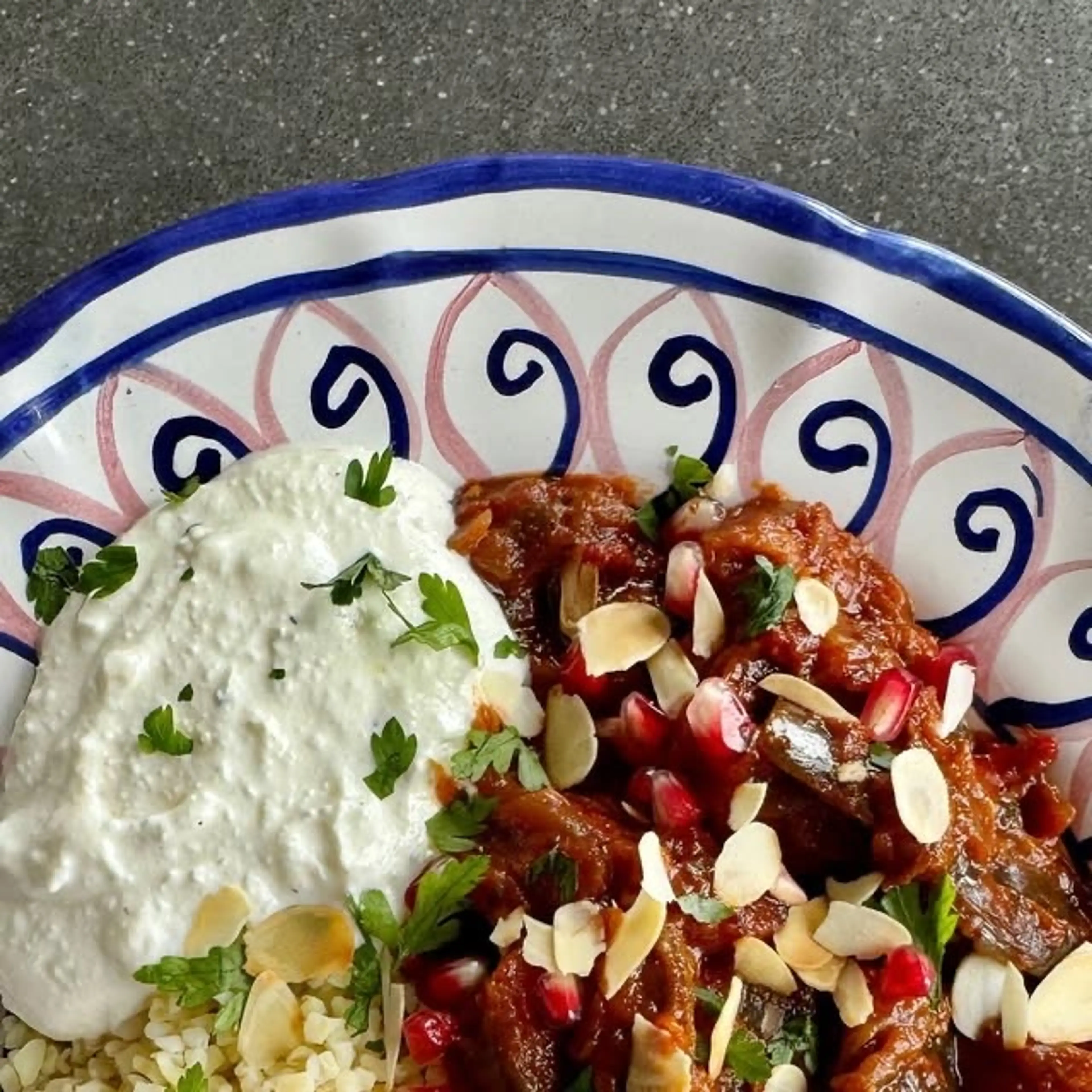 Spicy Auberginestoof Met Whipped Feta, Granaatappel, Amandel