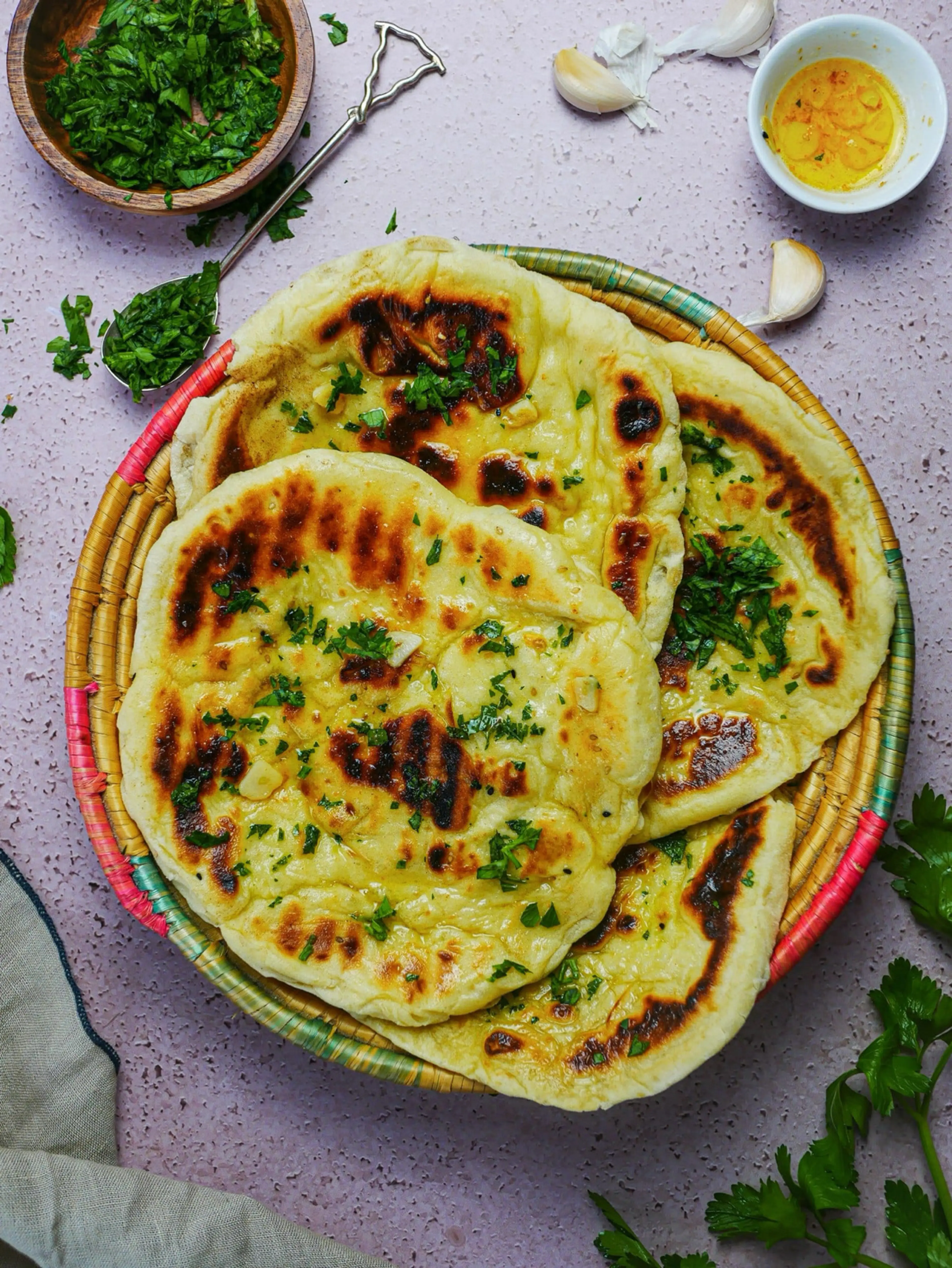 Naan Brot in einer Pfanne