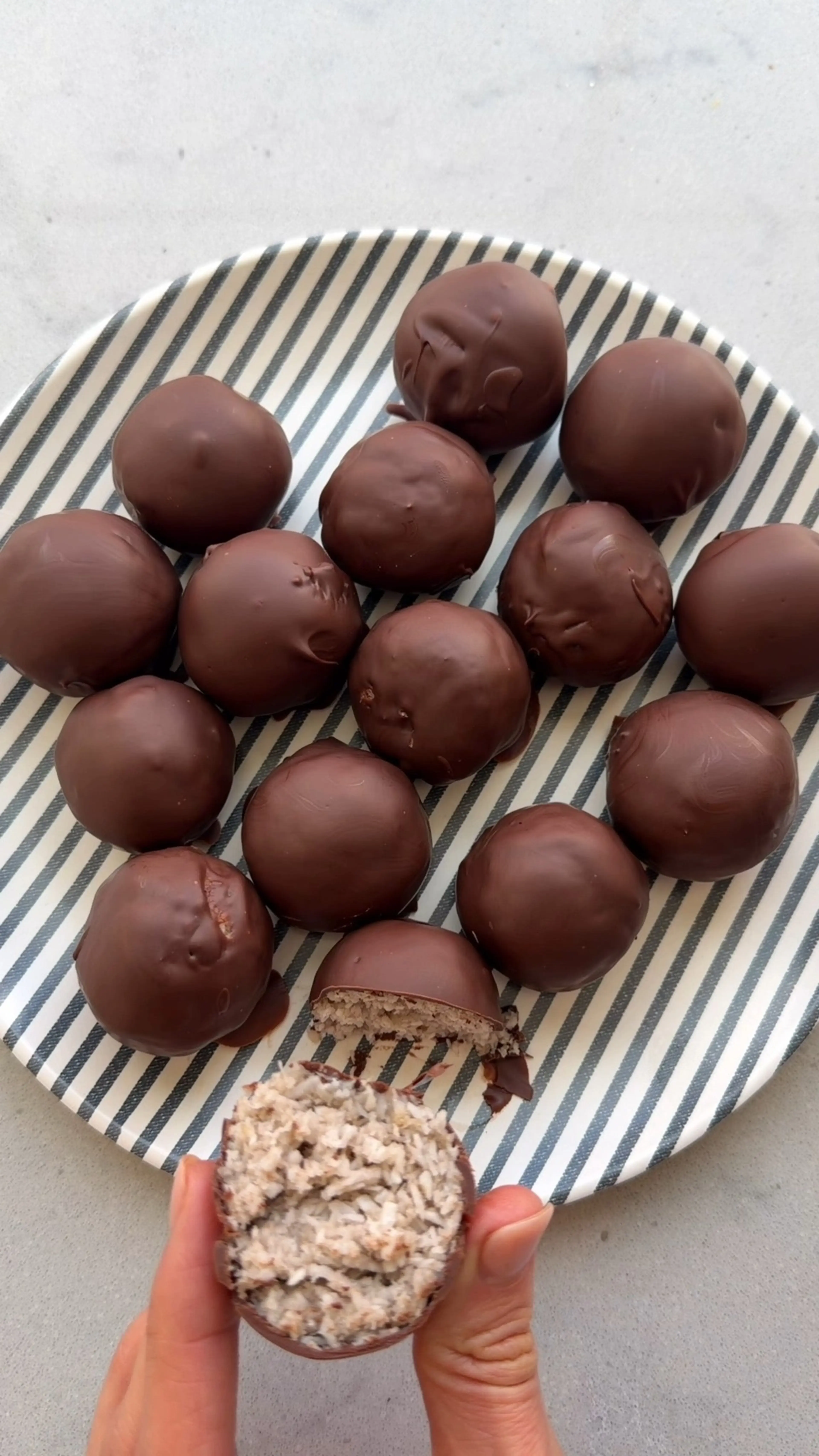 Banana Coconut Balls - a Bite Sized and No-bake Dessert (wit