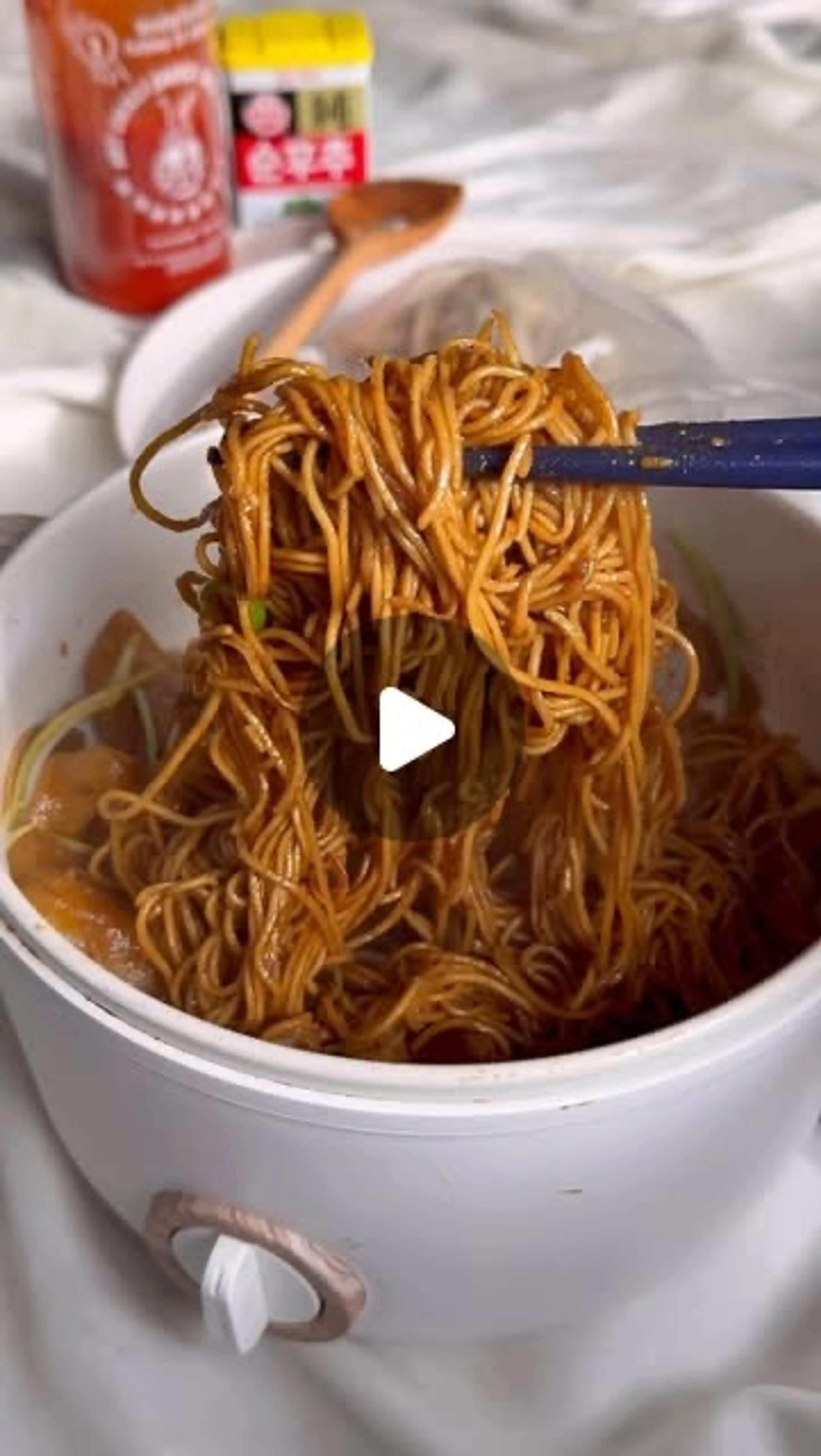 10 Mins Sriracha Dumpling Noodle