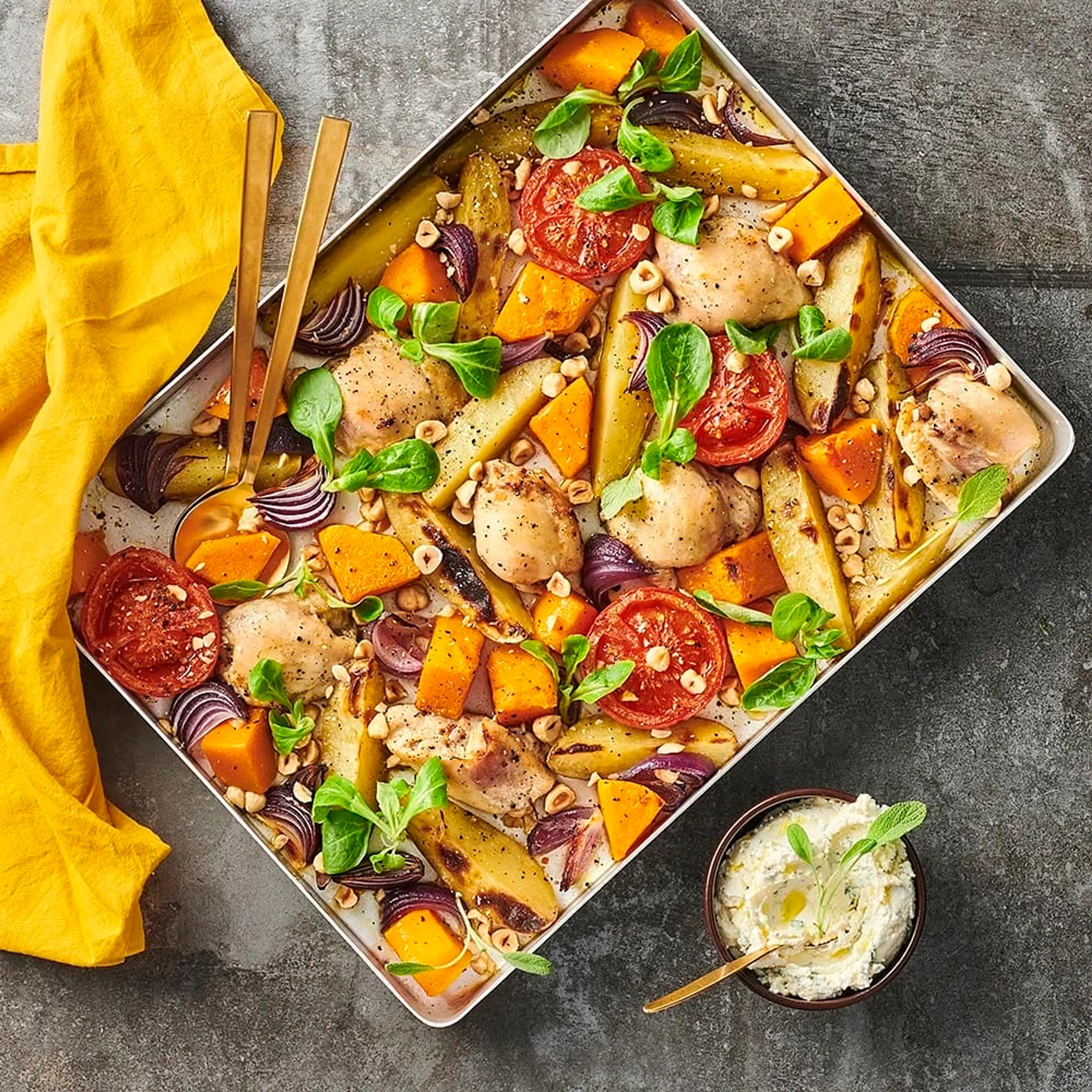 Butternut pumpa i ugn med potatis, kycklinglår och ostkräm