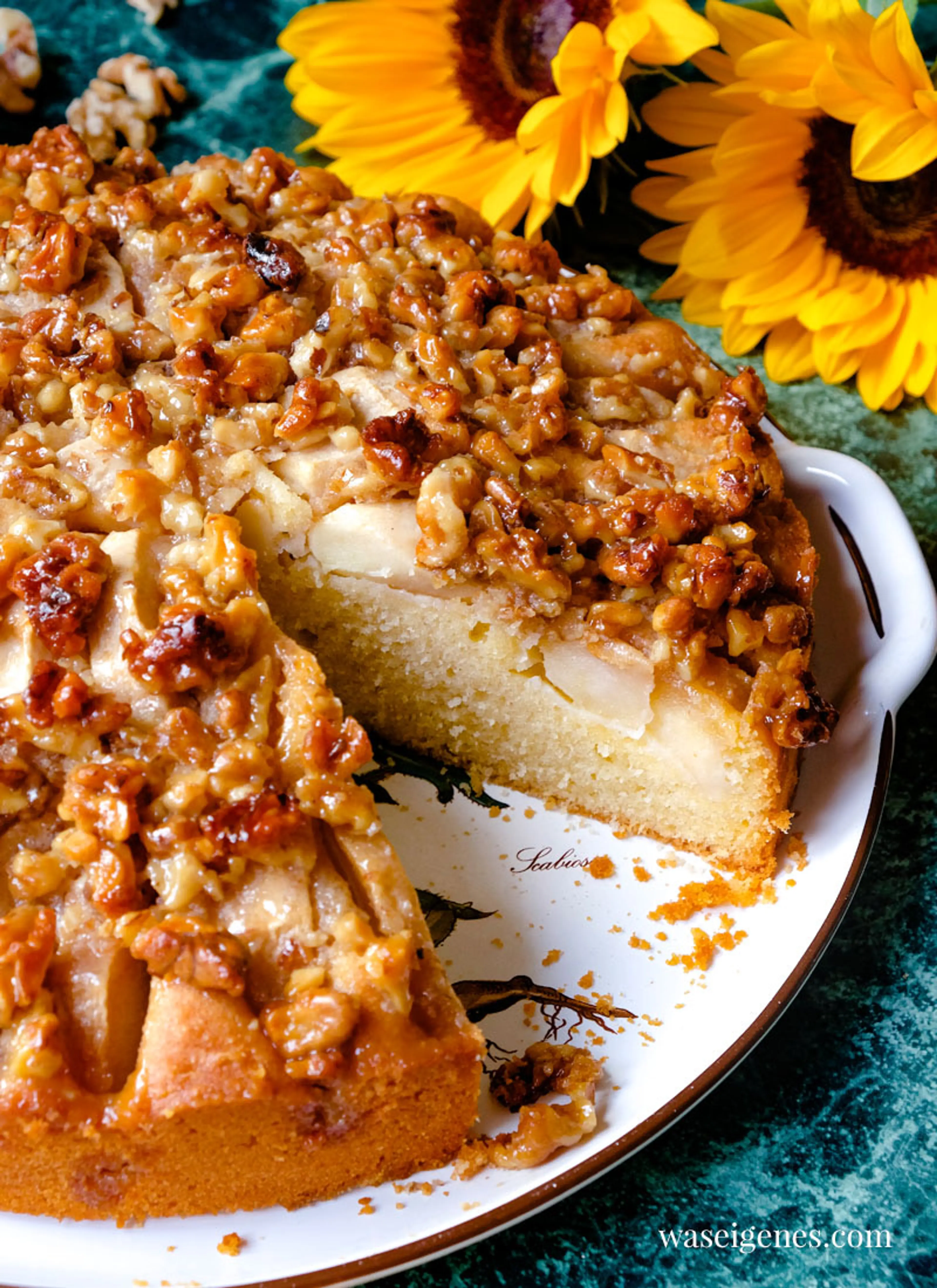 Apfelkuchen mit karamellisierten Walnüssen