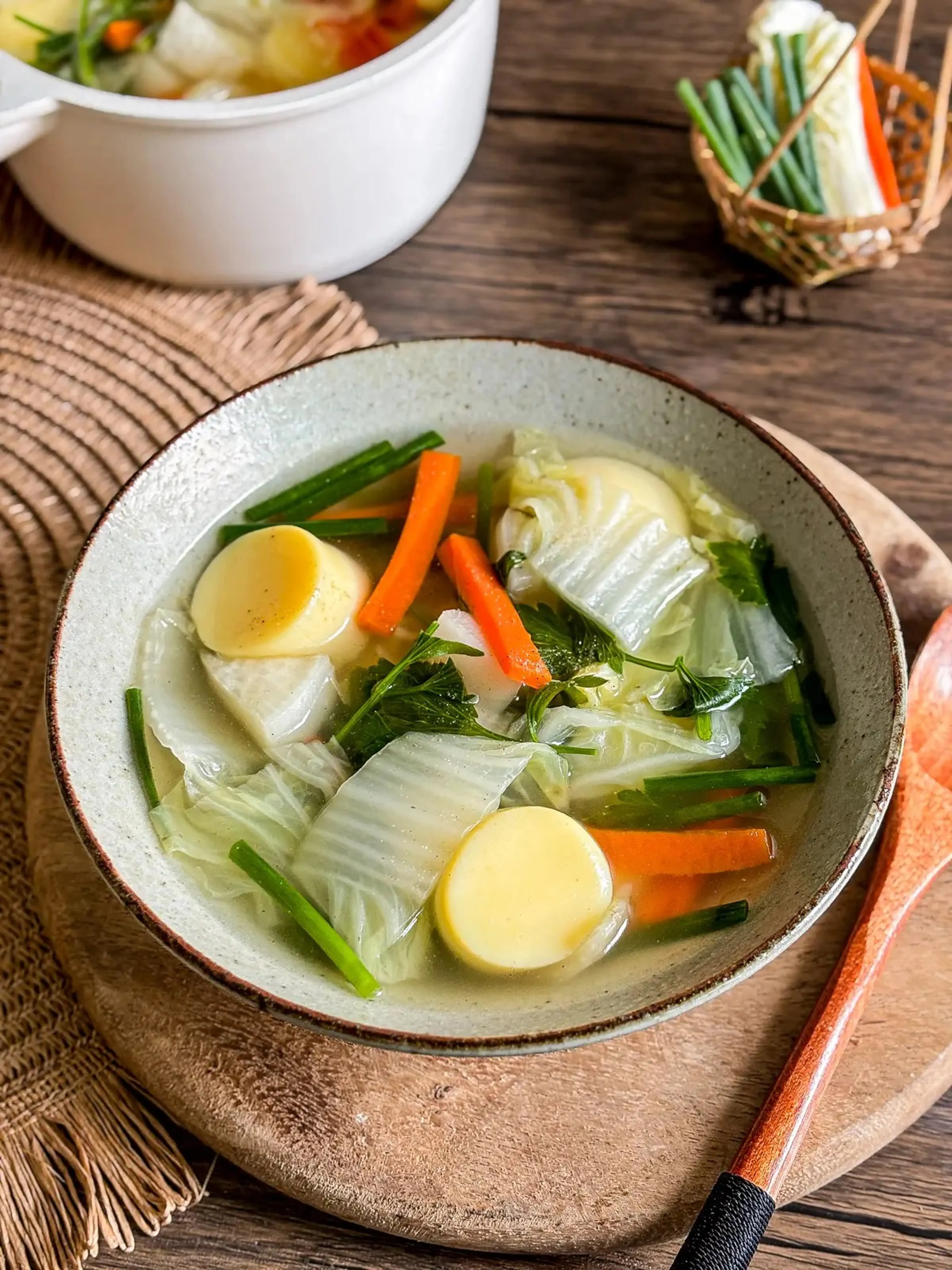 leichte vegetarische Eier-Tofu-Suppe