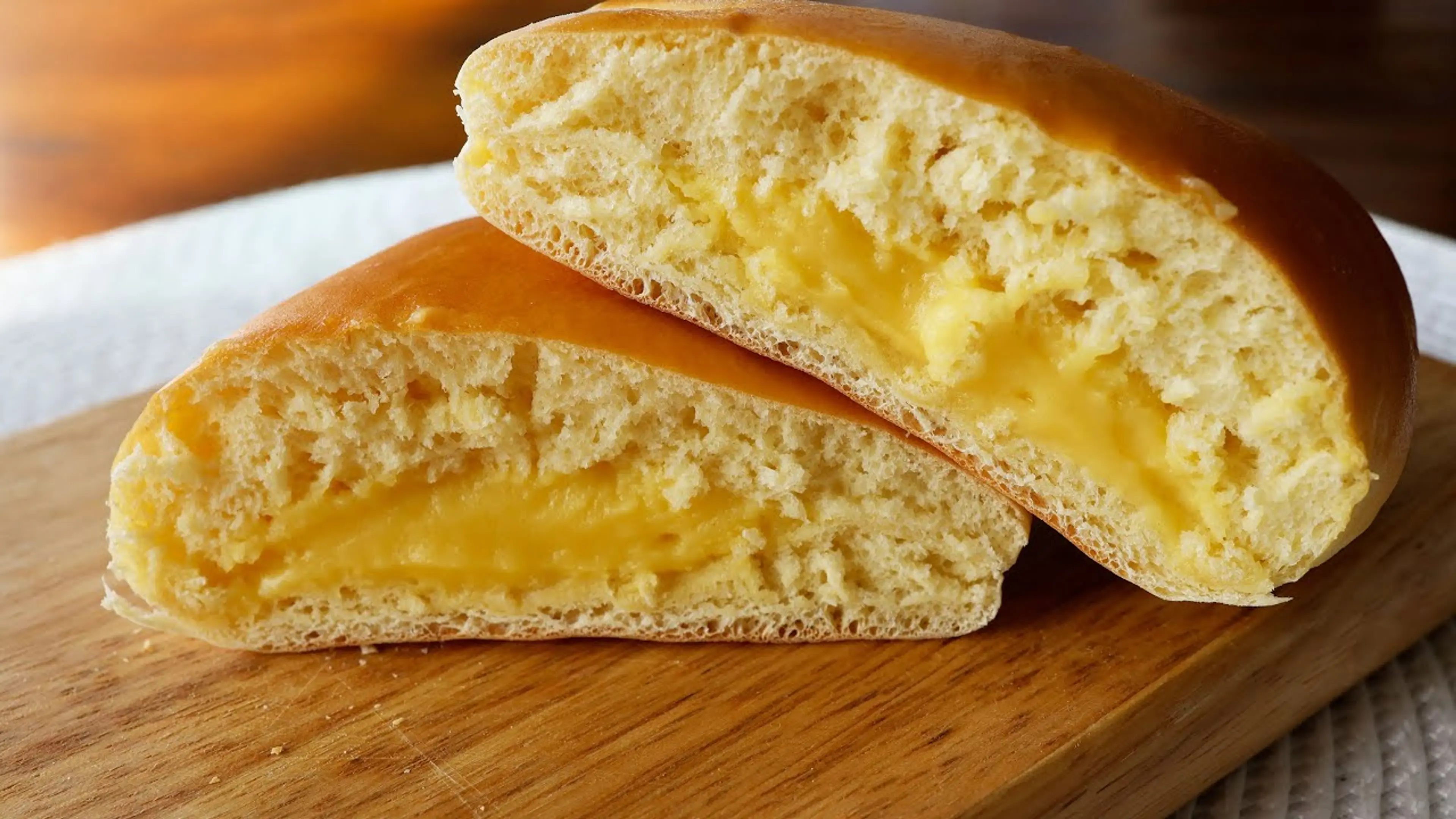 Korean custard bread (Cream-ppang: 크림빵)