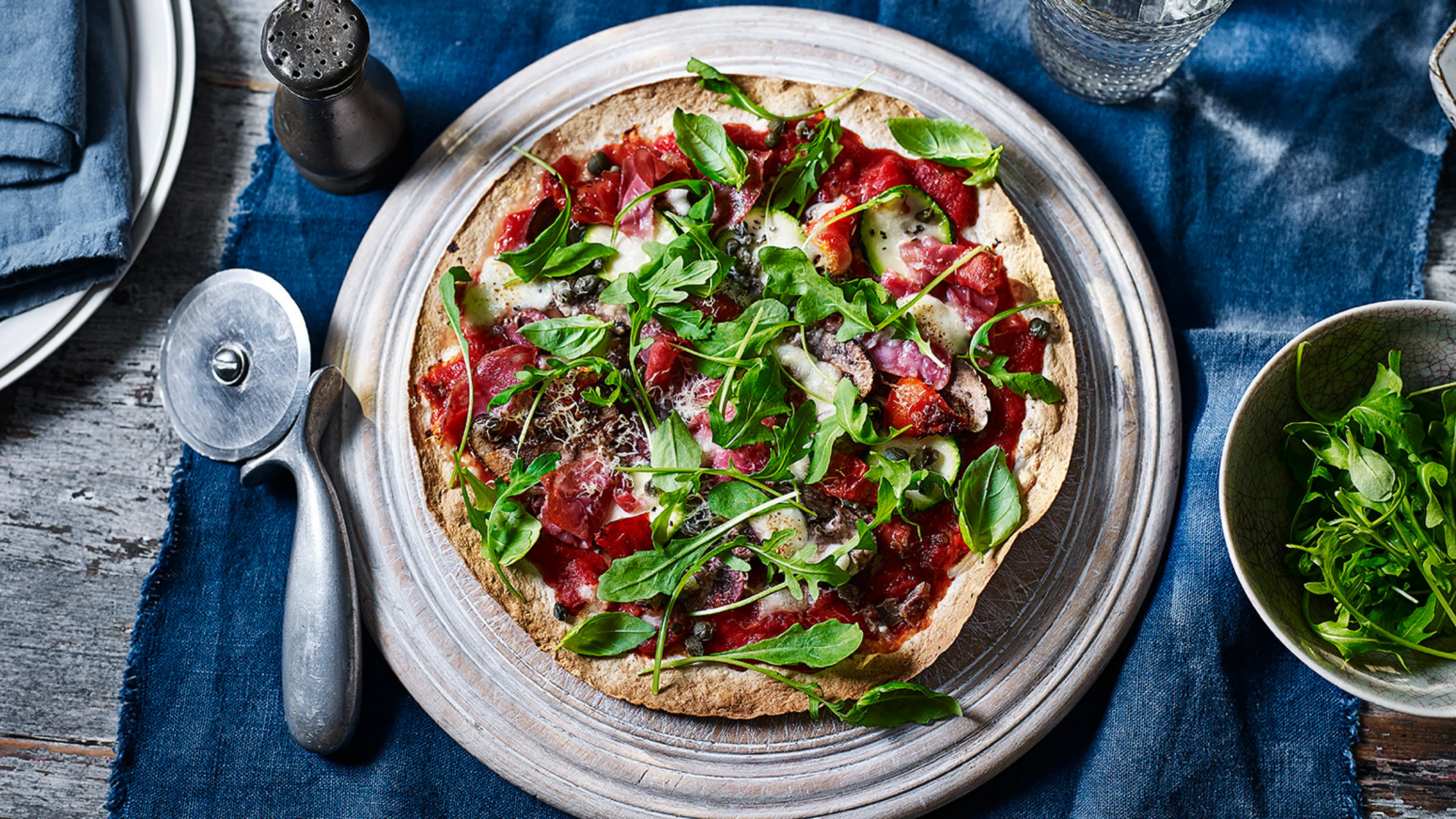 Easy tortilla pizza with Parma ham