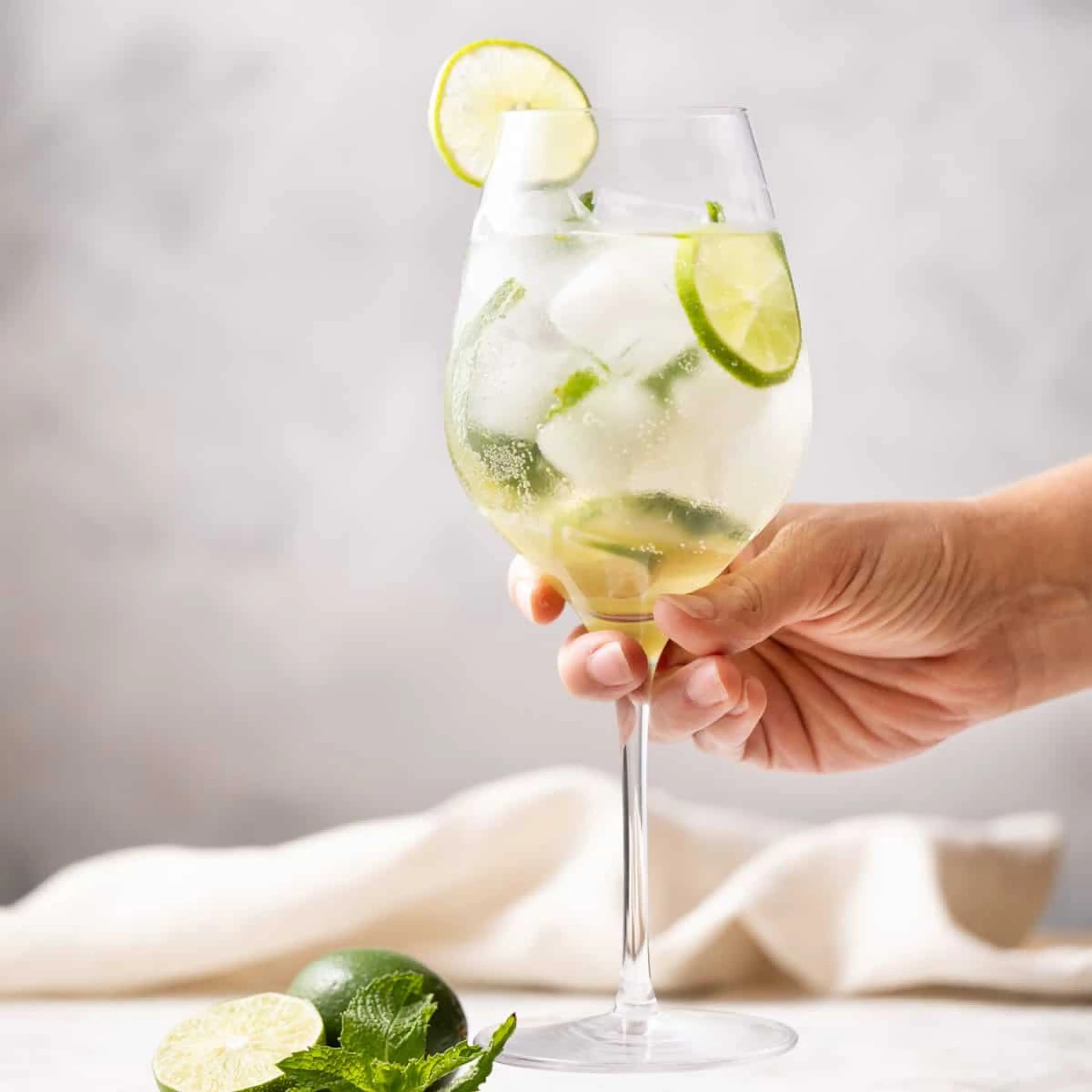 The Best Hugo Spritz Recipe (Elderflower Spritz)