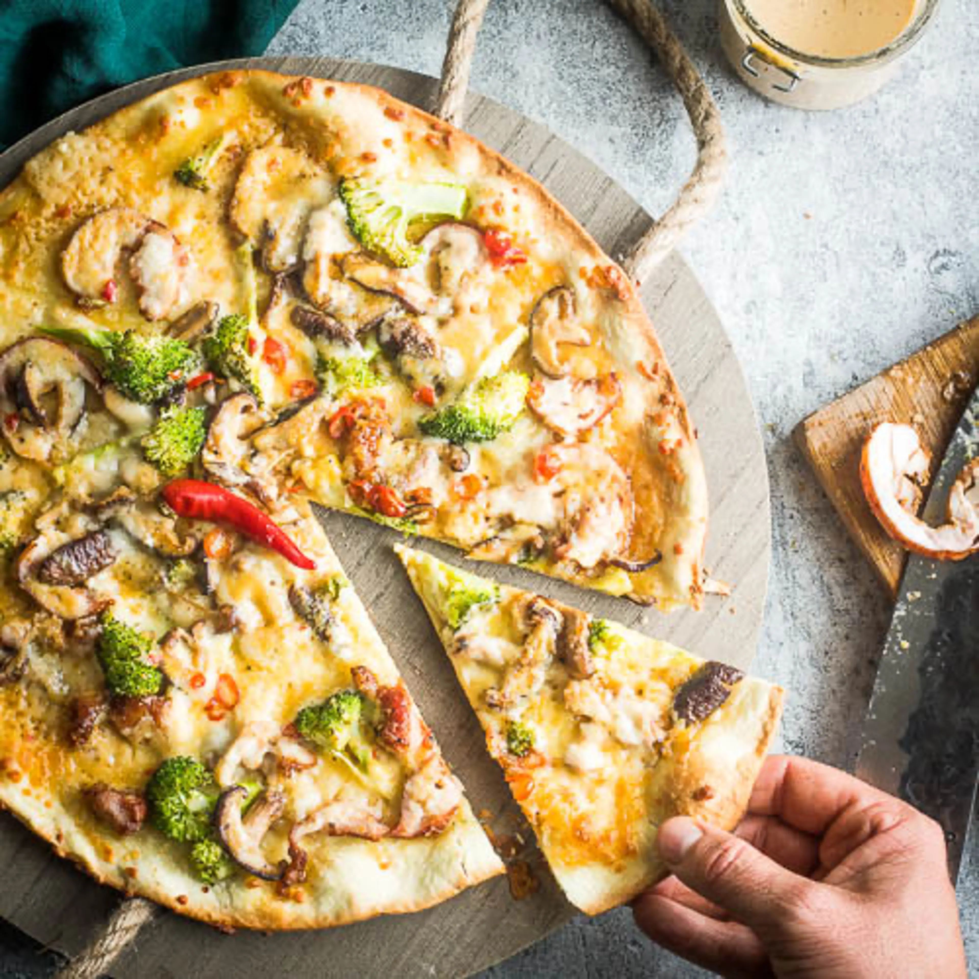 Alabama white pizza met gerookte kip