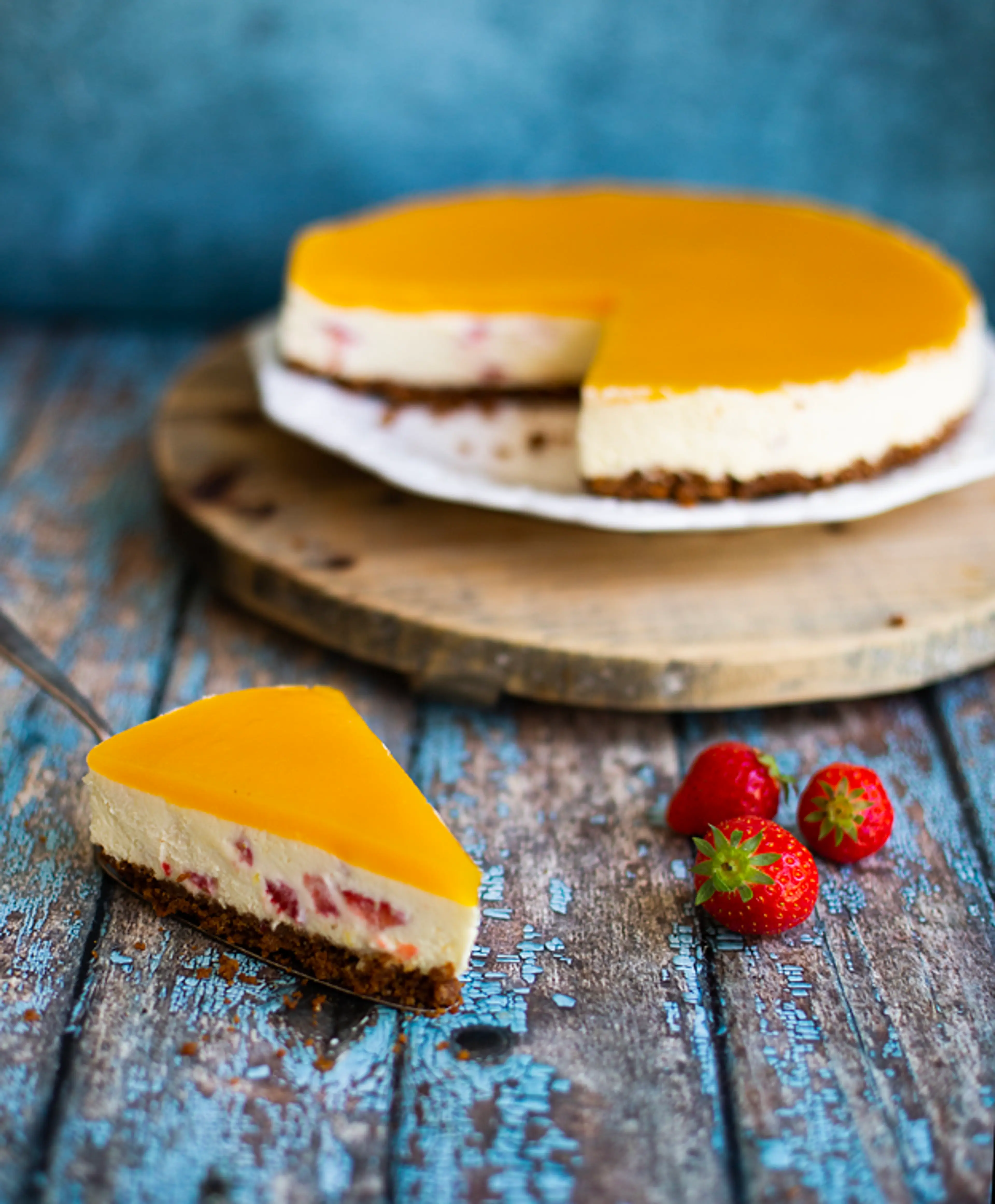 Witte chocolade cheesecake met mango en aardbeien