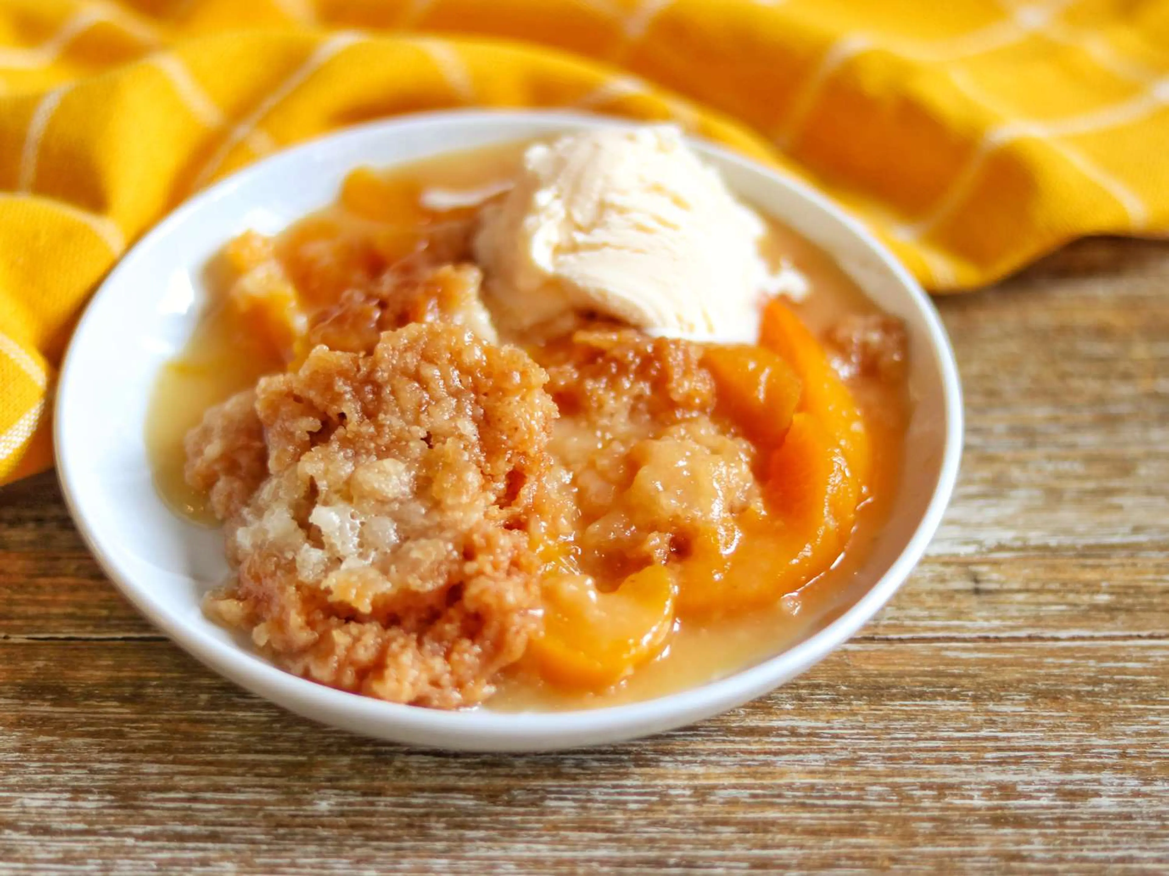 4-Ingredient Slow Cooker Peach Cobbler